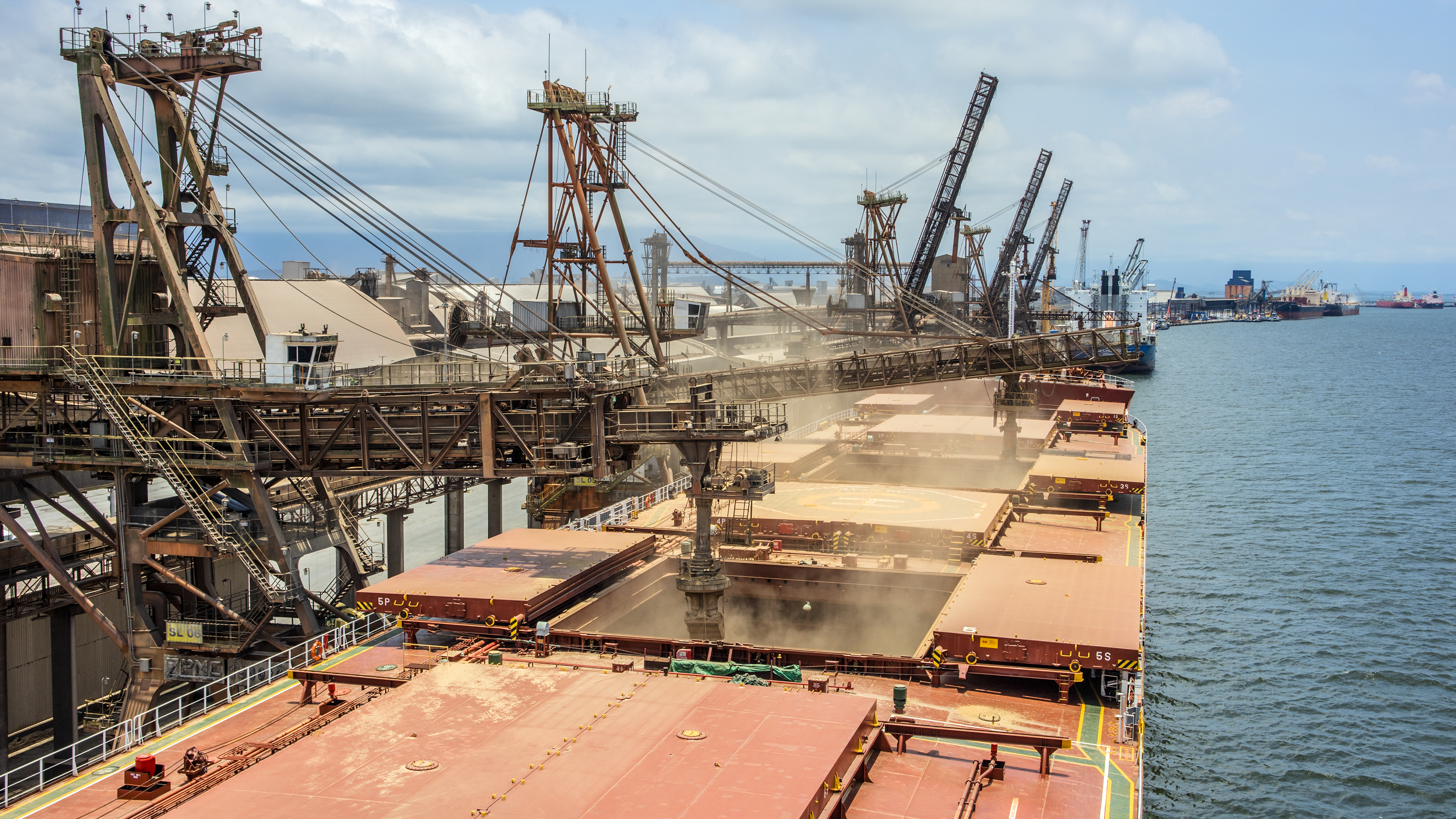 Com os dados do mês de novembro consolidados, os Portos do Paraná completam 53.561.238 toneladas movimentadas nos 11 meses de 2020. O volume é 9% maior que o alcançado no mesmo período de 2019 e 0,36% maior que o registrado durante todo o ano passado.