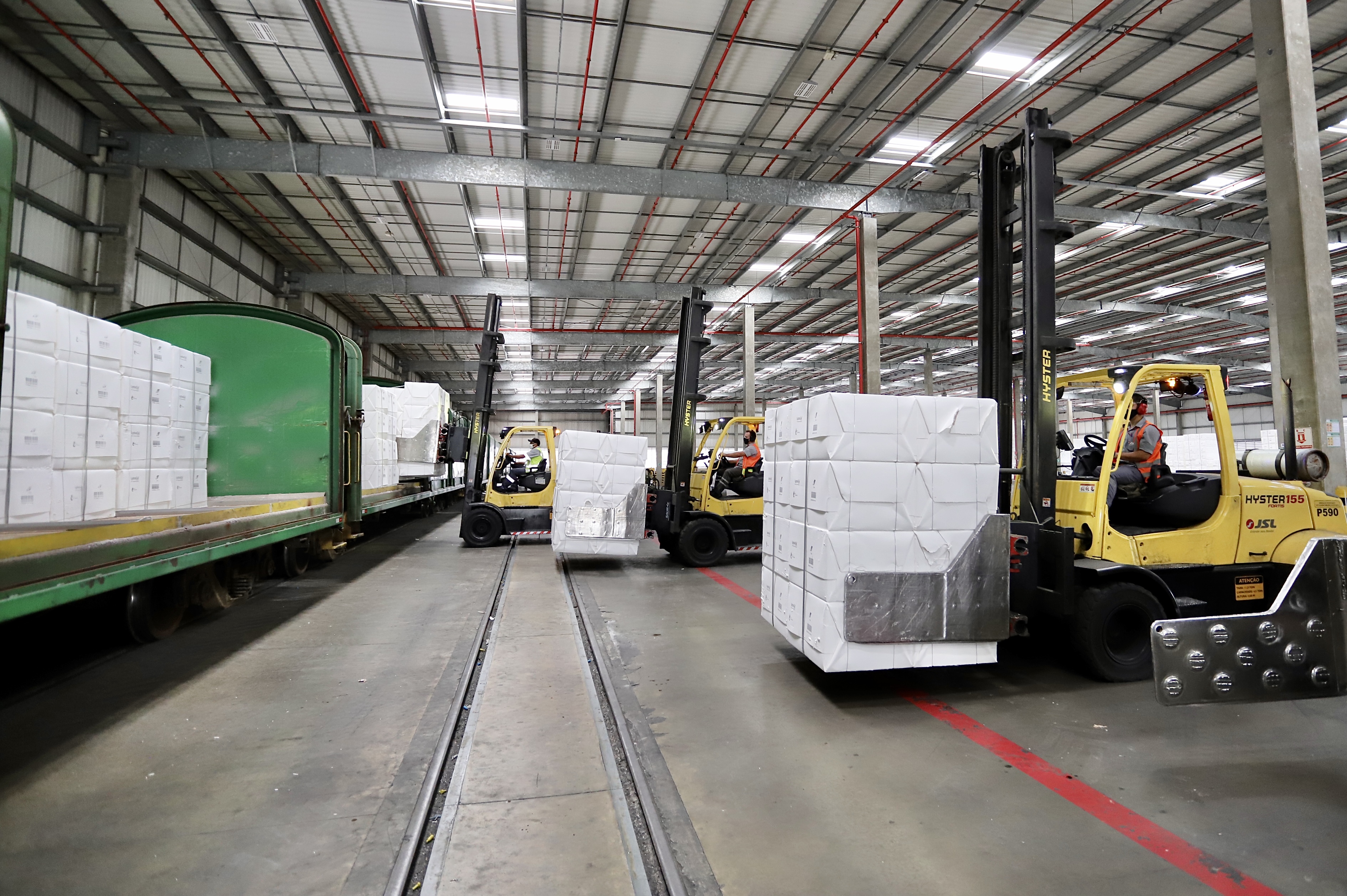 Nos primeiros dois meses deste ano foram 2.414 vagões com 154.464 toneladas. No mesmo bimestre em 2020, 1.918 vagões chegaram carregados com 122.752 toneladas do produto de exportação. A celulose é produzida na Unidade Puma da Klabin, no município de Ortigueira.