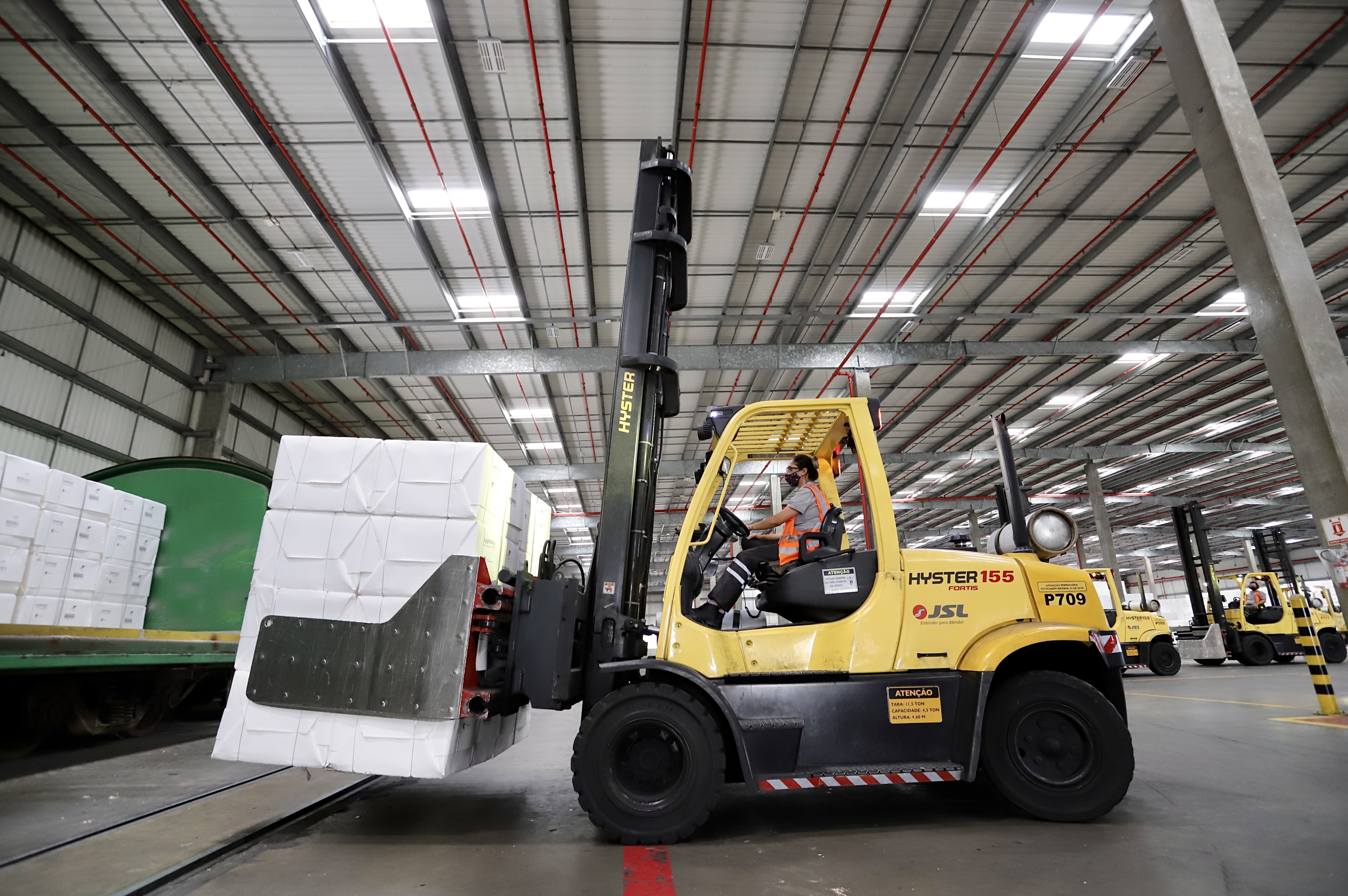 Nos primeiros dois meses deste ano foram 2.414 vagões com 154.464 toneladas. No mesmo bimestre em 2020, 1.918 vagões chegaram carregados com 122.752 toneladas do produto de exportação. A celulose é produzida na Unidade Puma da Klabin, no município de Ortigueira.