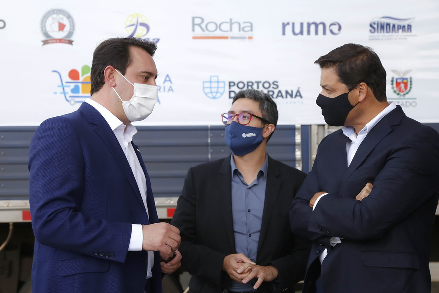 Foram arrecadadas 125 toneladas de alimentos, parte deles entregue nesta quarta-feira (31) ao governador Carlos Massa Ratinho Junior para posterior distribuição às famílias vulneráveis.  Doações fazem parta da campanha Cesta Solidária.