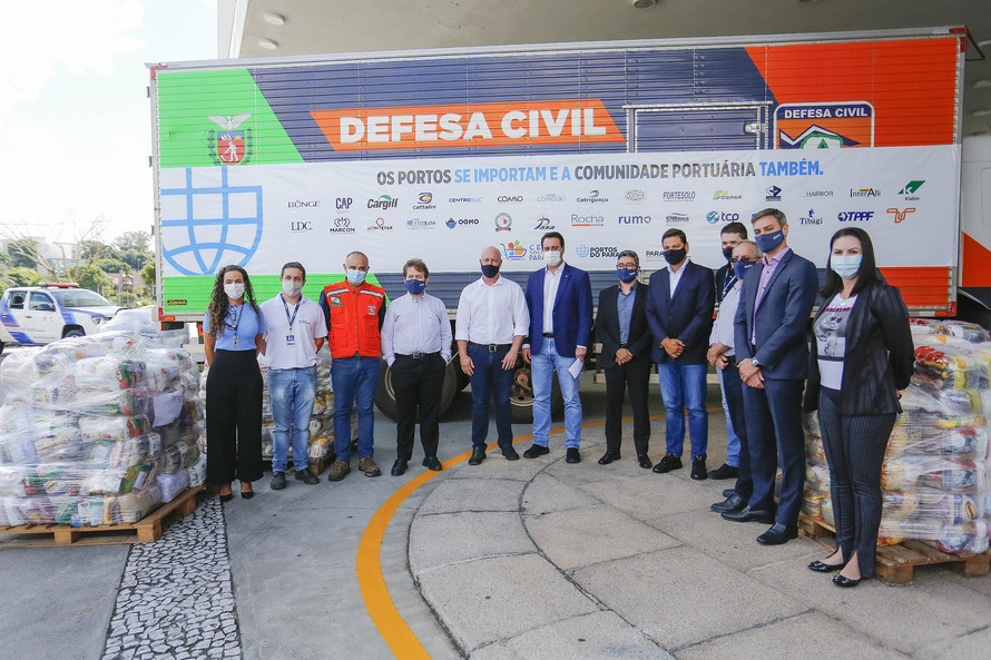 Foram arrecadadas 125 toneladas de alimentos, parte deles entregue nesta quarta-feira (31) ao governador Carlos Massa Ratinho Junior para posterior distribuição às famílias vulneráveis.  Doações fazem parta da campanha Cesta Solidária.