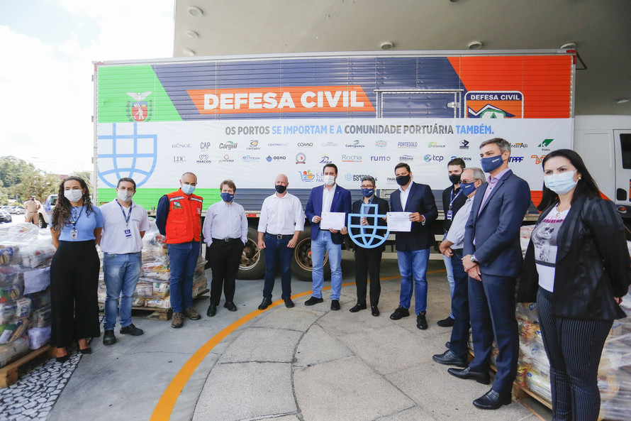 Foram arrecadadas 125 toneladas de alimentos, parte deles entregue nesta quarta-feira (31) ao governador Carlos Massa Ratinho Junior para posterior distribuição às famílias vulneráveis.  Doações fazem parta da campanha Cesta Solidária.