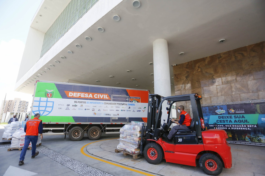 Foram arrecadadas 125 toneladas de alimentos, parte deles entregue nesta quarta-feira (31) ao governador Carlos Massa Ratinho Junior para posterior distribuição às famílias vulneráveis.  Doações fazem parta da campanha Cesta Solidária.