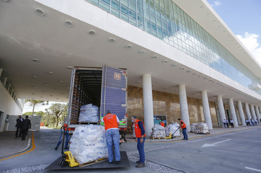 Foram arrecadadas 125 toneladas de alimentos, parte deles entregue nesta quarta-feira (31) ao governador Carlos Massa Ratinho Junior para posterior distribuição às famílias vulneráveis.  Doações fazem parta da campanha Cesta Solidária.
