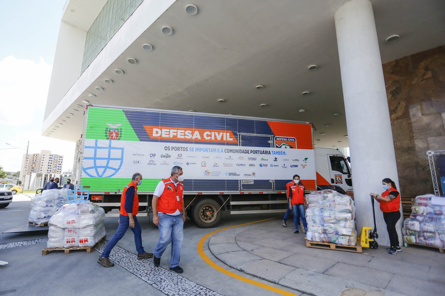 Foram arrecadadas 125 toneladas de alimentos, parte deles entregue nesta quarta-feira (31) ao governador Carlos Massa Ratinho Junior para posterior distribuição às famílias vulneráveis.  Doações fazem parta da campanha Cesta Solidária.