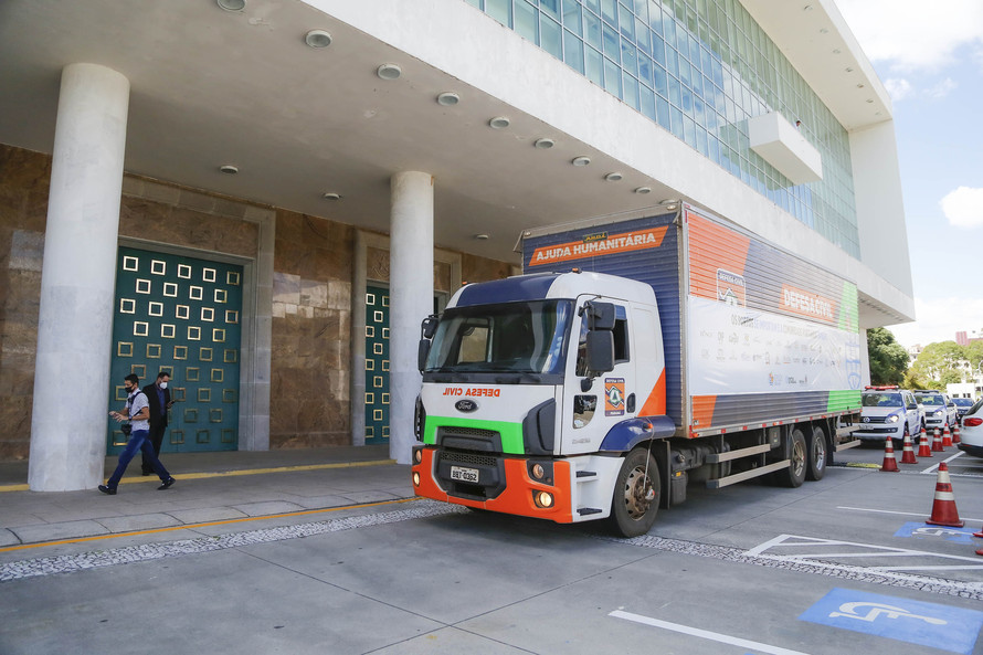 Foram arrecadadas 125 toneladas de alimentos, parte deles entregue nesta quarta-feira (31) ao governador Carlos Massa Ratinho Junior para posterior distribuição às famílias vulneráveis.  Doações fazem parta da campanha Cesta Solidária.