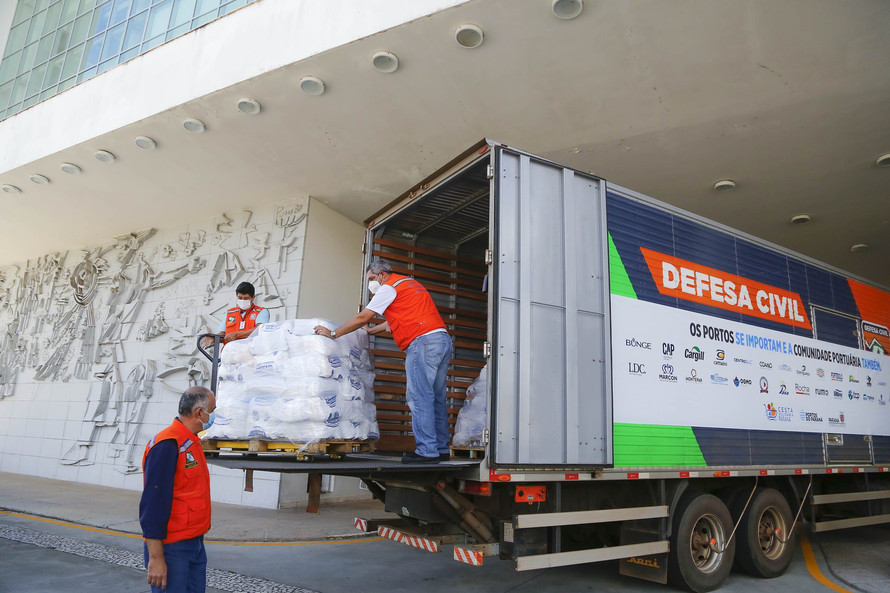 Foram arrecadadas 125 toneladas de alimentos, parte deles entregue nesta quarta-feira (31) ao governador Carlos Massa Ratinho Junior para posterior distribuição às famílias vulneráveis.  Doações fazem parta da campanha Cesta Solidária.