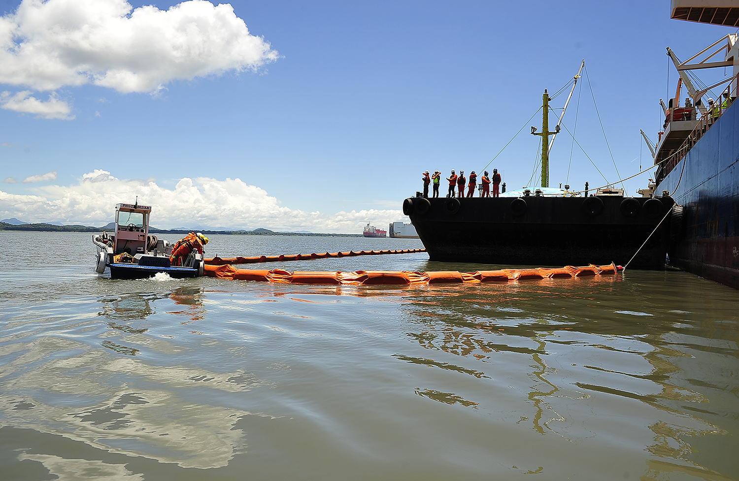 Quase 12 anos após o último incidente de grande proporção registrado em área do porto organizado, a Portos do Paraná reafirma seu compromisso com a preservação da vida, da saúde e do meio ambiente no desenvolvimento das atividades portuárias no Estado.