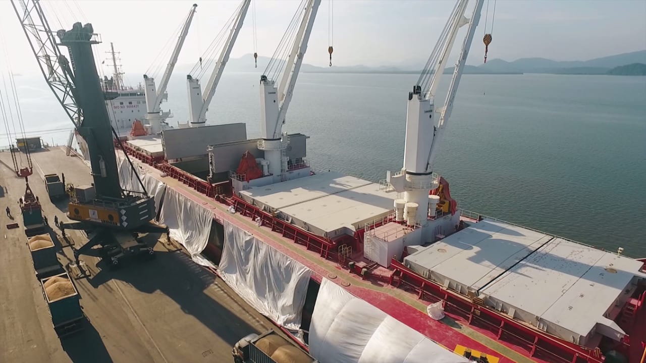 O Porto de Antonina está apto para receber navios com maior capacidade de carga. O calado operacional do canal de acesso ao terminal passa de 8 para 8,5 metros. Essa é a profundidade em que as embarcações podem ficar submersas na água, ao navegar para entrar ou sair do terminal.