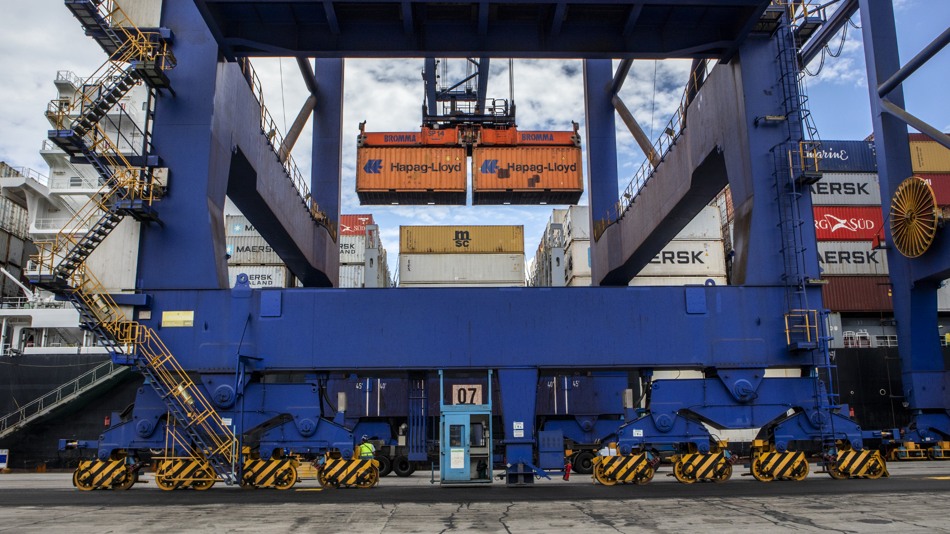 Com altas significativas na descarga de produtos dos segmentos de carga geral e granéis sólidos, os terminais de Paranaguá e Antonina movimentaram 18.262Com altas significativas na descarga de produtos dos segmentos de carga geral e granéis sólidos, os terminais de Paranaguá e Antonina movimentaram 18.262.189 toneladas, de janeiro a abril. .189 toneladas, de janeiro a abril.