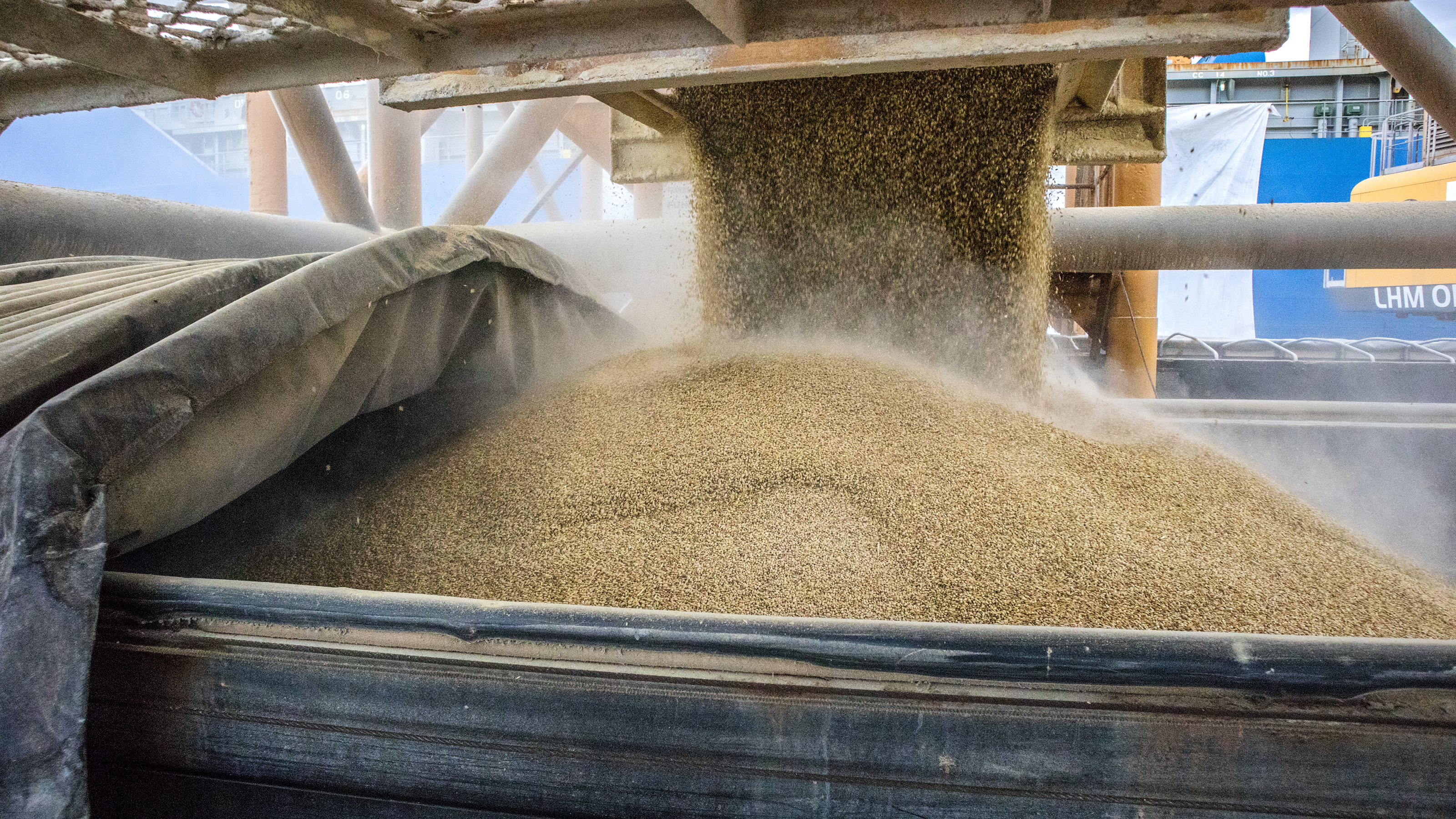 Com altas significativas na descarga de produtos dos segmentos de carga geral e granéis sólidos, os terminais de Paranaguá e Antonina movimentaram 18.262.189 toneladas, de janeiro a abril.