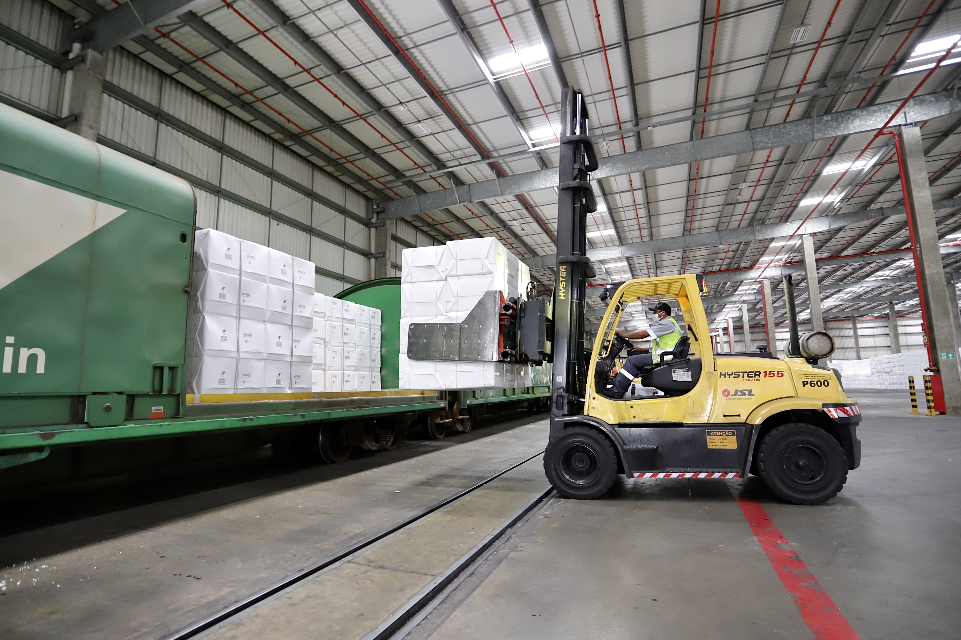 Cada vez mais cargas chegam e saem dos Portos do Paraná por ferrovia