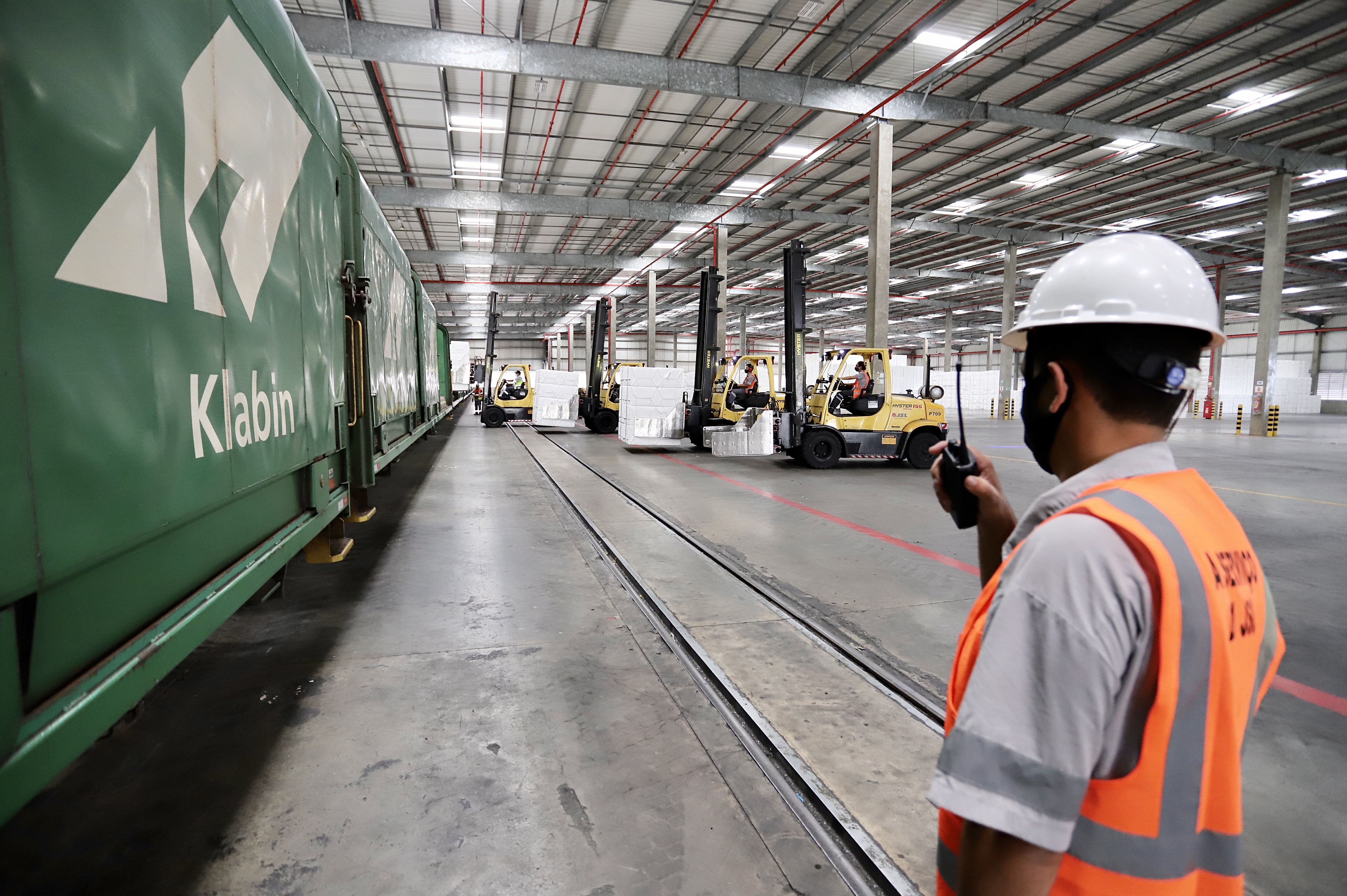 Cada vez mais cargas chegam e saem dos Portos do Paraná por ferrovia