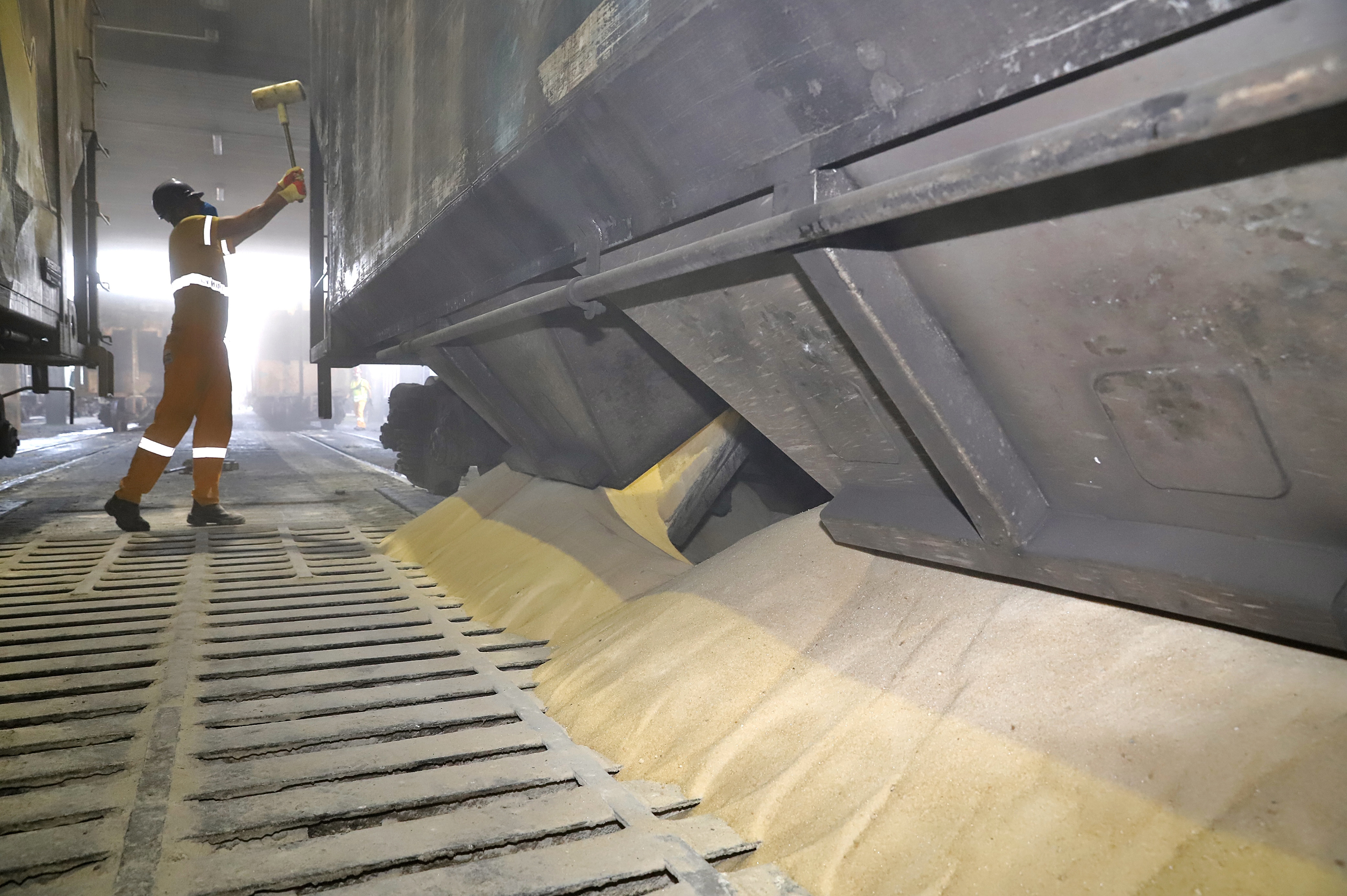 Cada vez mais cargas chegam e saem dos Portos do Paraná por ferrovia