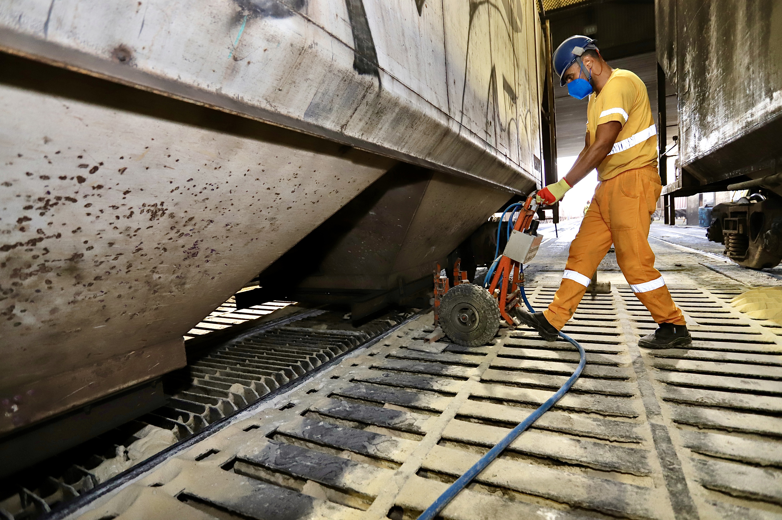 Cada vez mais cargas chegam e saem dos Portos do Paraná por ferrovia