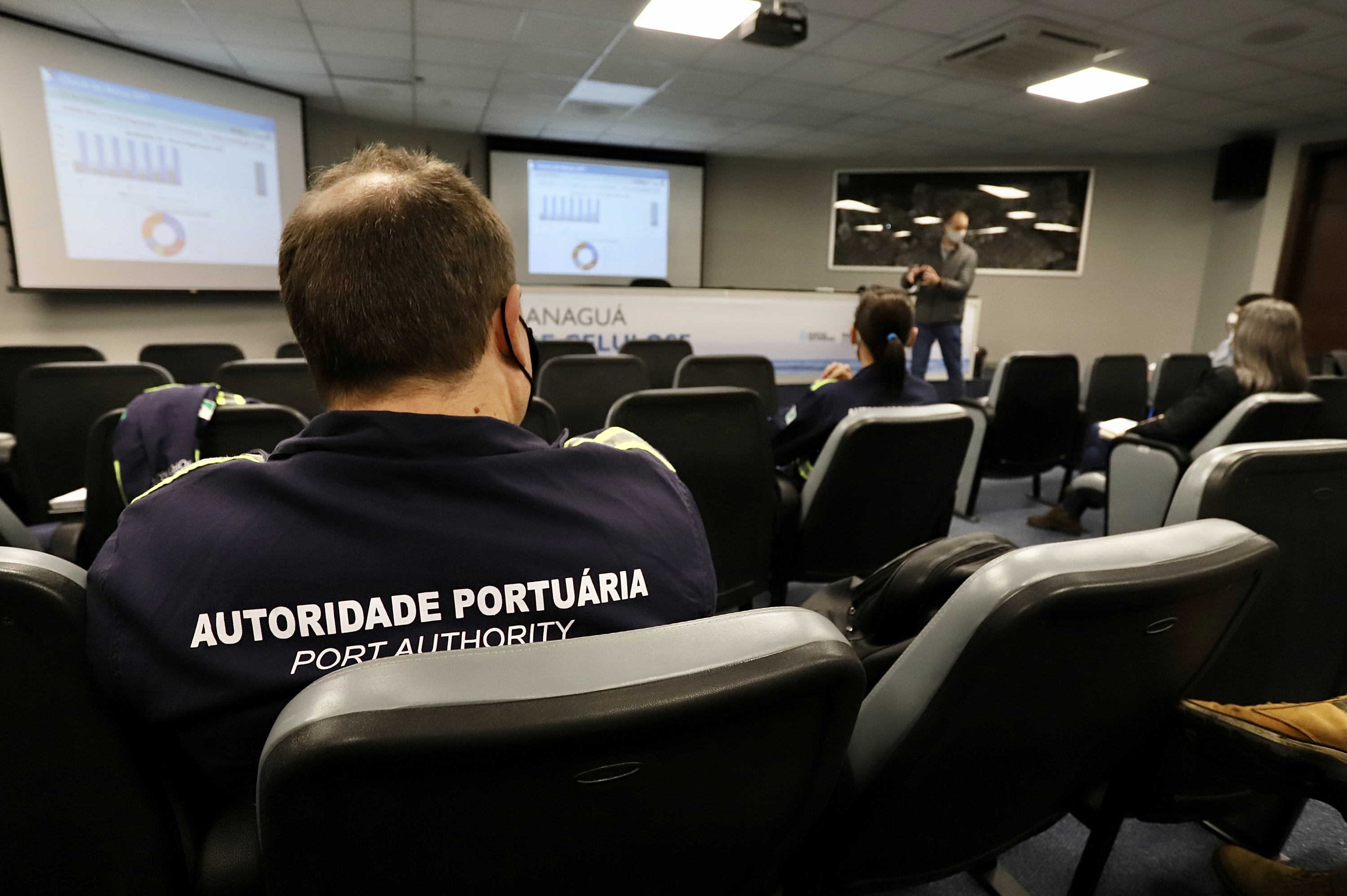 A Gerência de Saúde e Segurança do Trabalho, da Diretoria de Meio Ambiente, se reuniu nesta semana para avaliar as metas e definir os próximos passos para expandir os trabalhos de conscientização, educação e otimização das rotinas e protocolos de segurança.