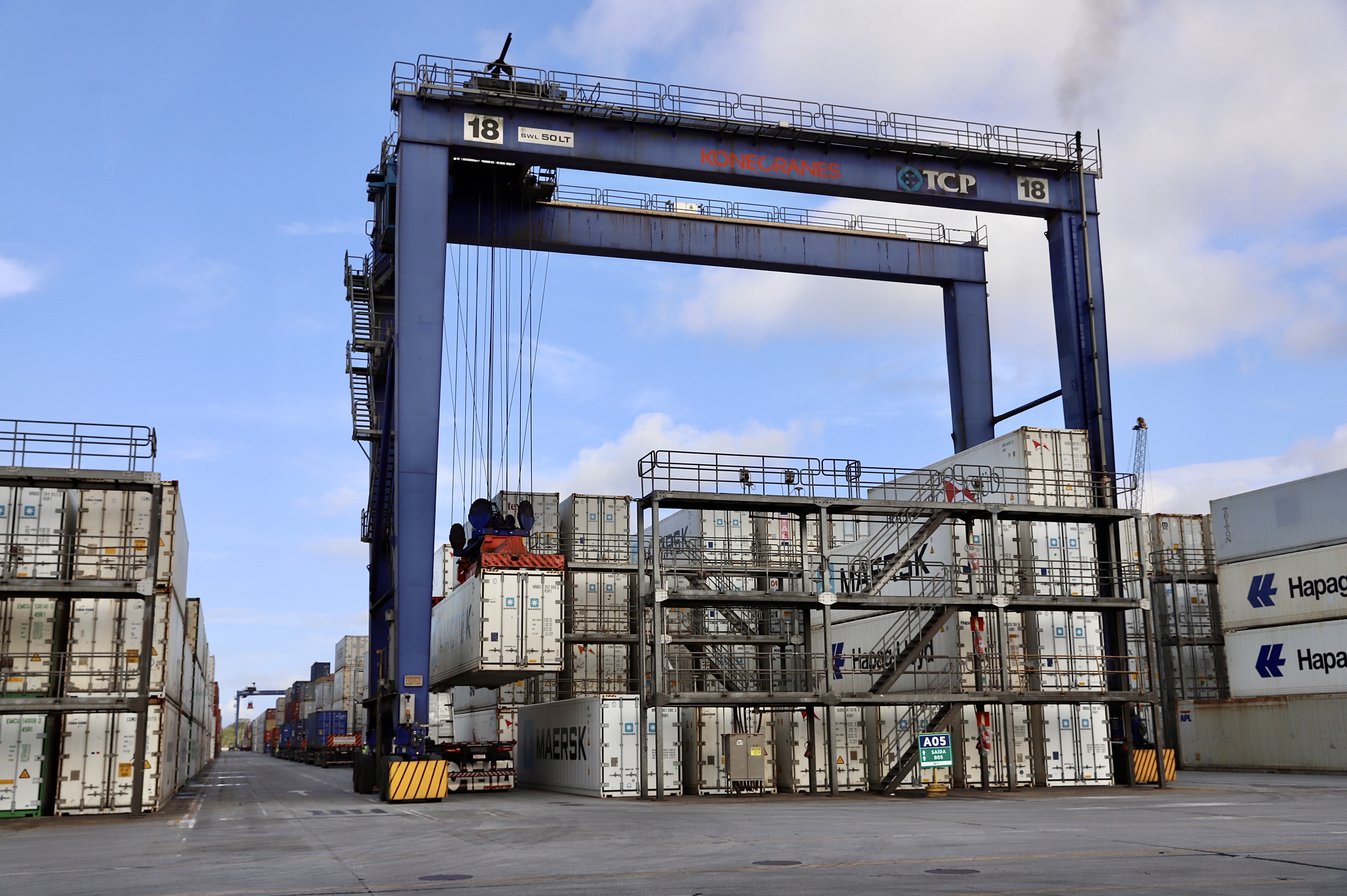 A exportação é possível graças ao uso de contêineres refrigerados, que mantêm a temperatura ideal durante toda a viagem, que dura cerca de 15 dias. O Porto de Paranaguá possui hoje a maior estrutura para este tipo de transporte, em toda a América Latina.