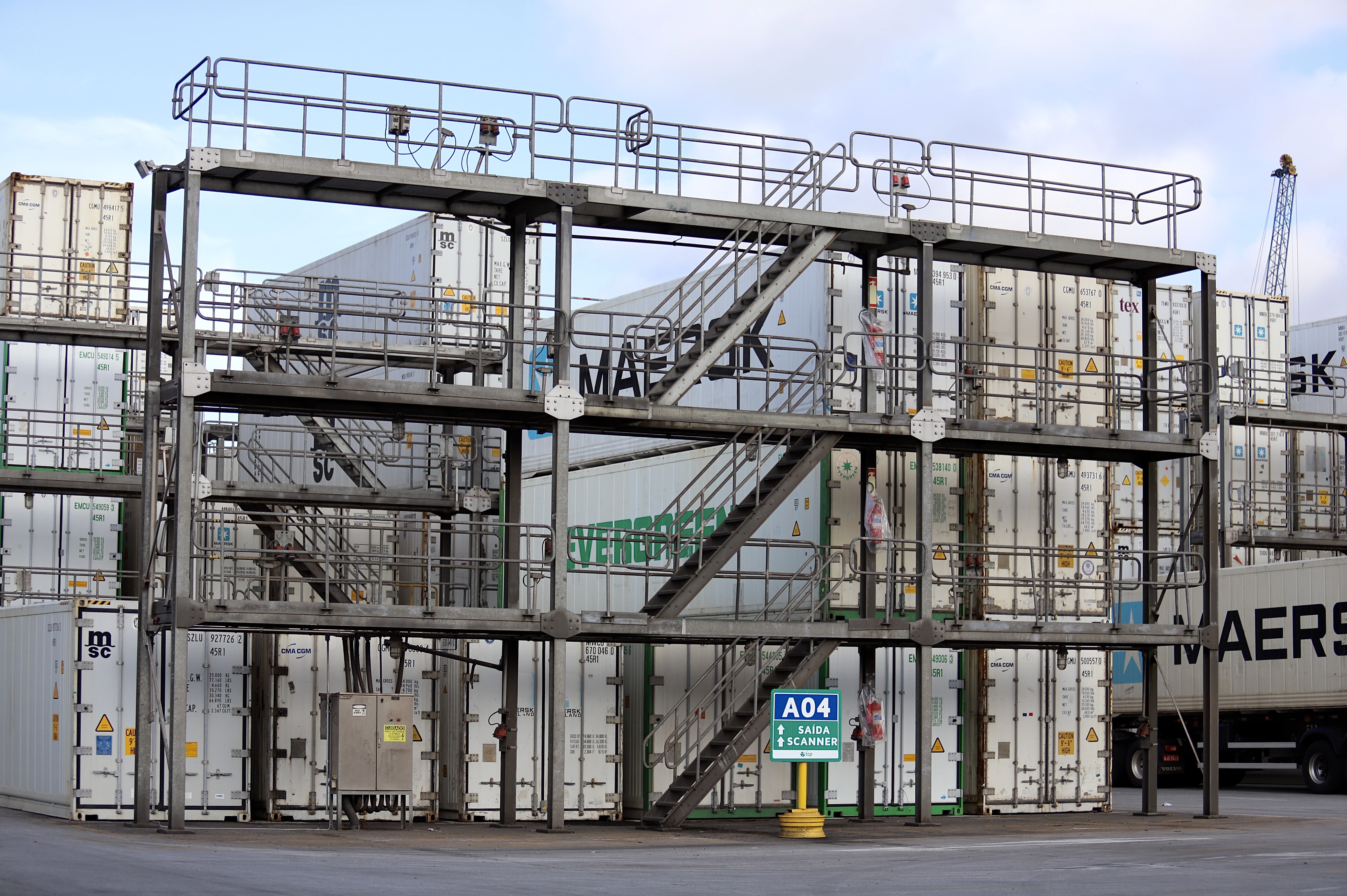 A exportação é possível graças ao uso de contêineres refrigerados, que mantêm a temperatura ideal durante toda a viagem, que dura cerca de 15 dias. O Porto de Paranaguá possui hoje a maior estrutura para este tipo de transporte, em toda a América Latina.