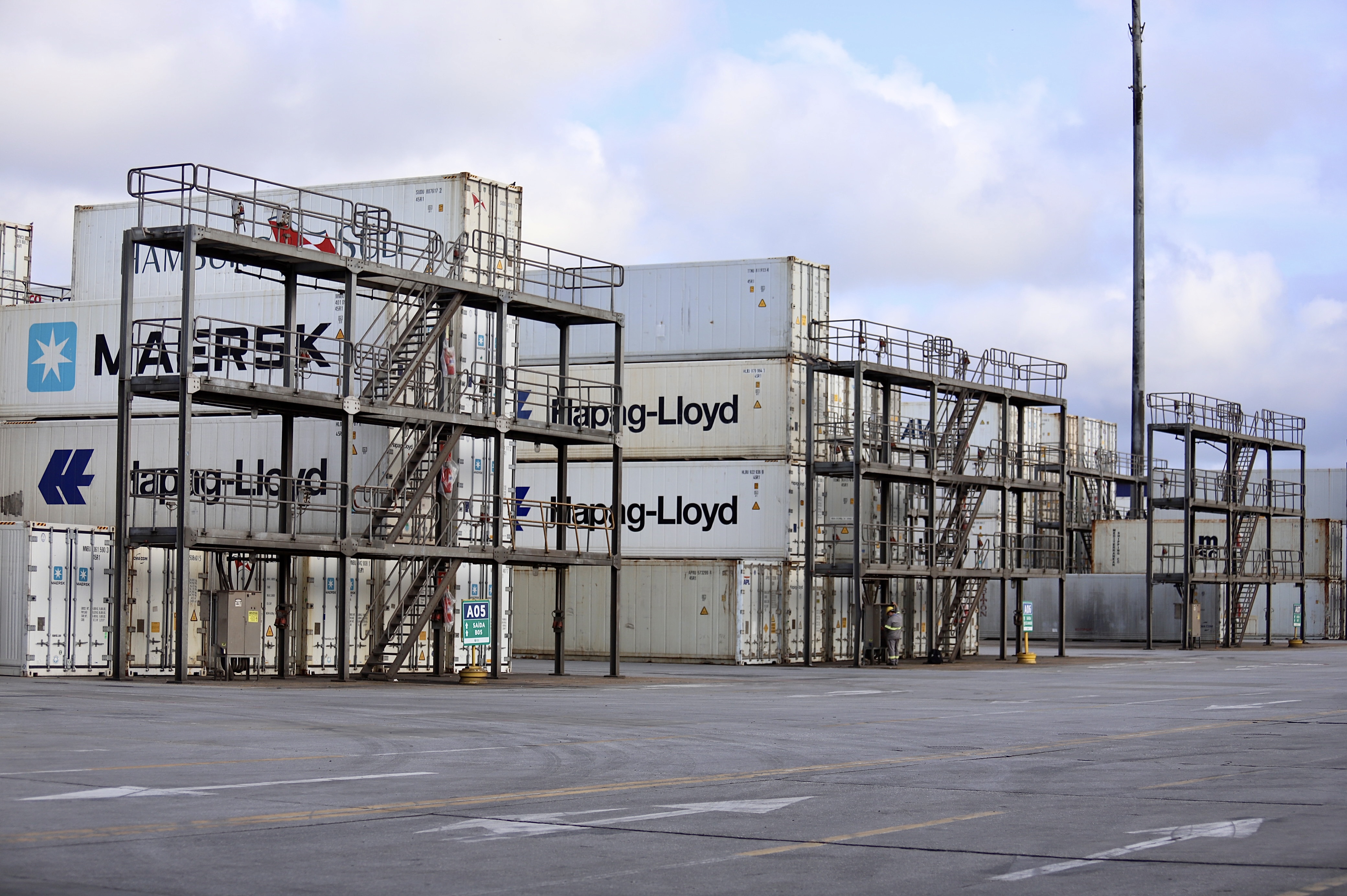 A exportação é possível graças ao uso de contêineres refrigerados, que mantêm a temperatura ideal durante toda a viagem, que dura cerca de 15 dias. O Porto de Paranaguá possui hoje a maior estrutura para este tipo de transporte, em toda a América Latina.