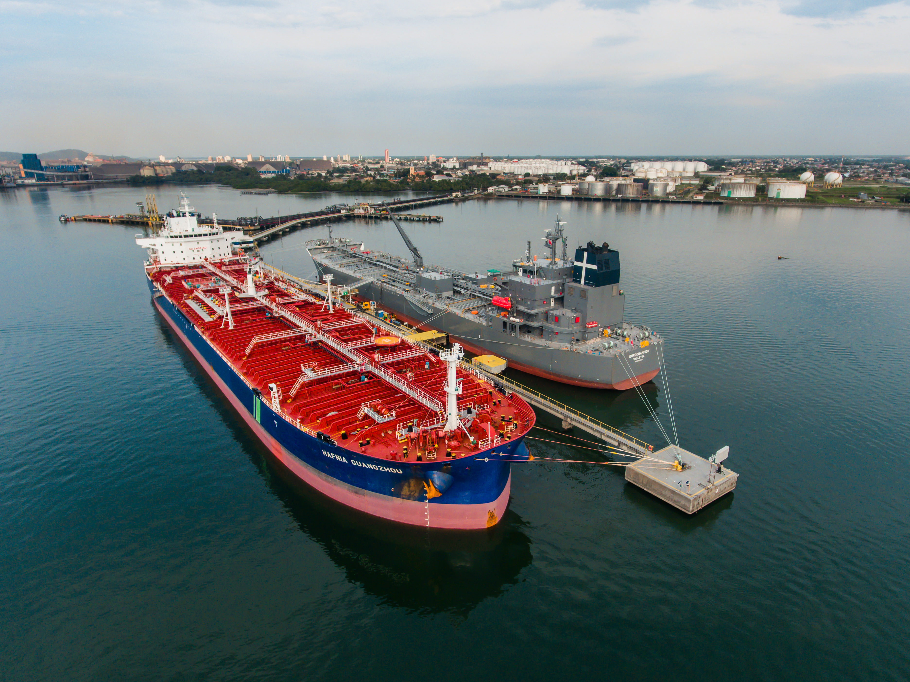 Mais um grande navio do segmento de granéis líquidos opera no Porto de Paranaguá. Atracado no píer privativo da Cattalini Terminais Marítimos, o Hafnia Guangzhou descarrega óleo Diesel, vindo dos Estados Unidos. A embarcação de bandeira maltesa tem 228,39 metros de comprimento (LOA) e 38,04 metros de largura (boca).