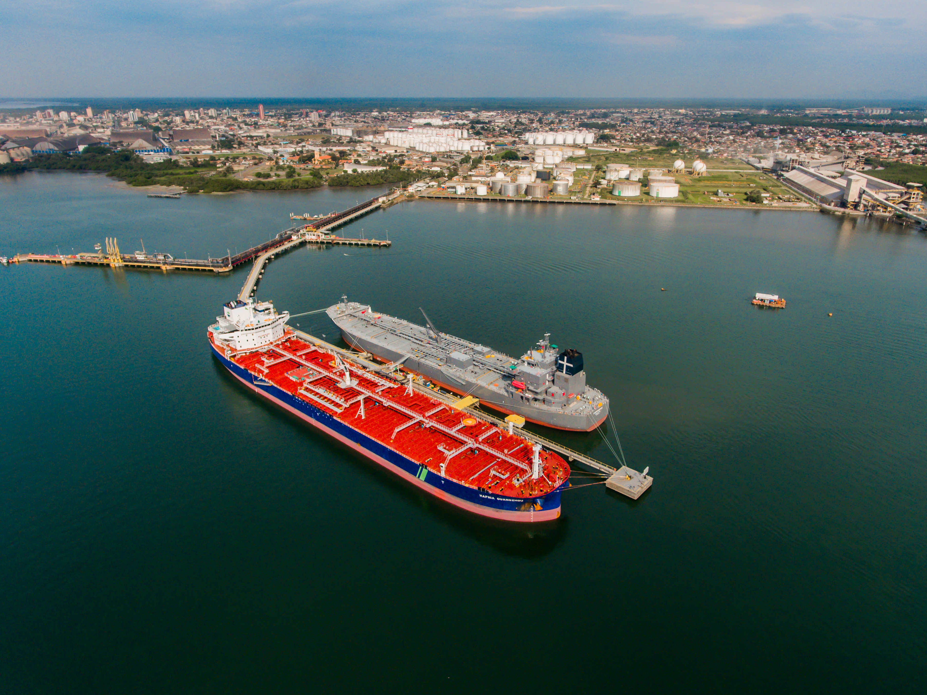 Mais um grande navio do segmento de granéis líquidos opera no Porto de Paranaguá. Atracado no píer privativo da Cattalini Terminais Marítimos, o Hafnia Guangzhou descarrega óleo Diesel, vindo dos Estados Unidos. A embarcação de bandeira maltesa tem 228,39 metros de comprimento (LOA) e 38,04 metros de largura (boca).