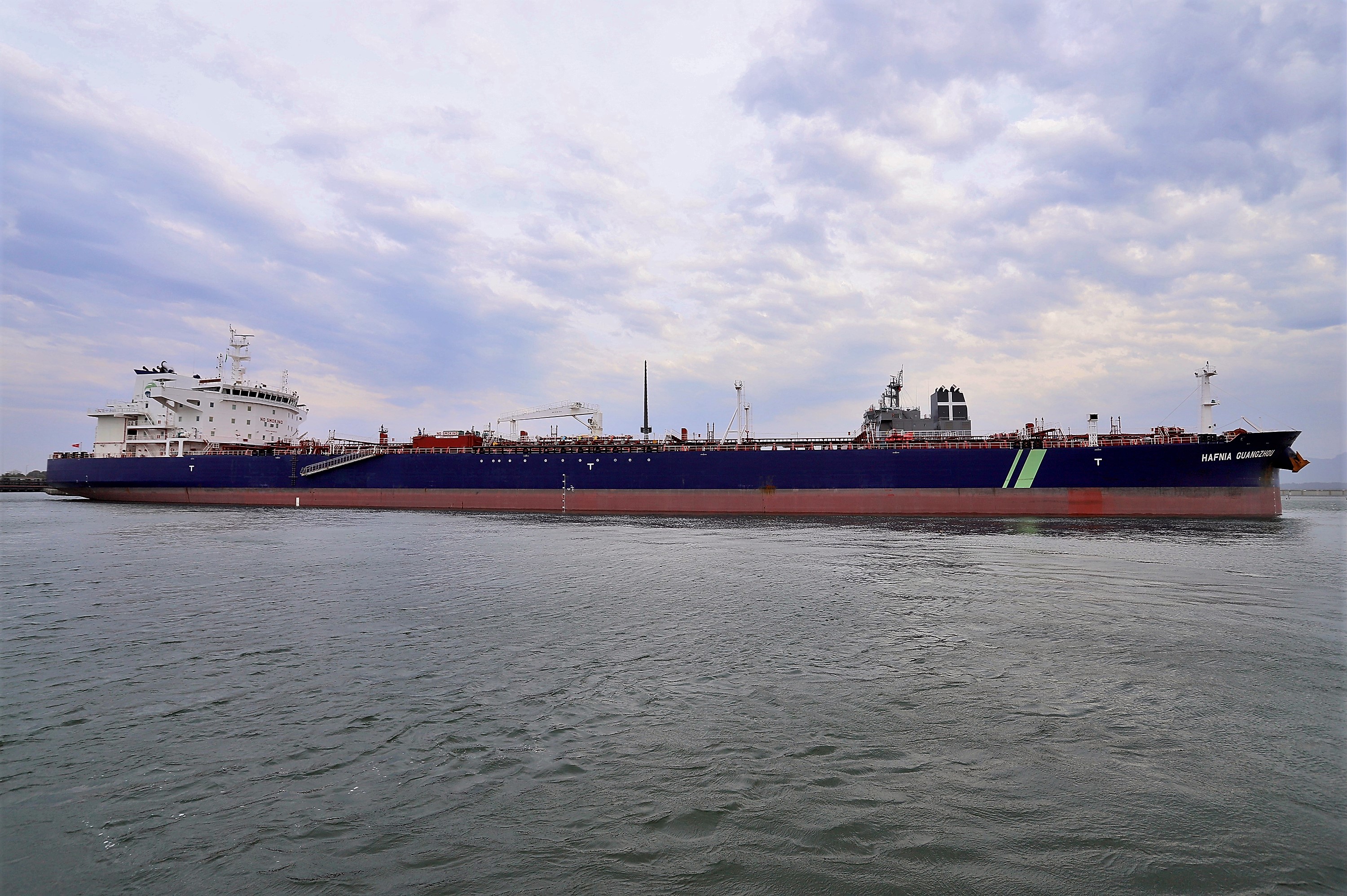 Mais um grande navio do segmento de granéis líquidos opera no Porto de Paranaguá. Atracado no píer privativo da Cattalini Terminais Marítimos, o Hafnia Guangzhou descarrega óleo Diesel, vindo dos Estados Unidos. A embarcação de bandeira maltesa tem 228,39 metros de comprimento (LOA) e 38,04 metros de largura (boca).