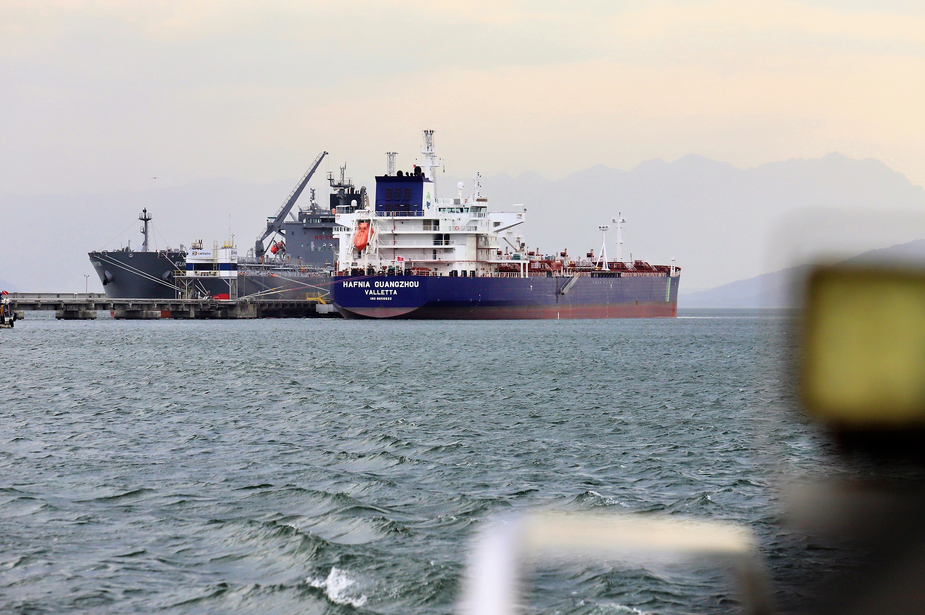 Mais um grande navio do segmento de granéis líquidos opera no Porto de Paranaguá. Atracado no píer privativo da Cattalini Terminais Marítimos, o Hafnia Guangzhou descarrega óleo Diesel, vindo dos Estados Unidos. A embarcação de bandeira maltesa tem 228,39 metros de comprimento (LOA) e 38,04 metros de largura (boca).