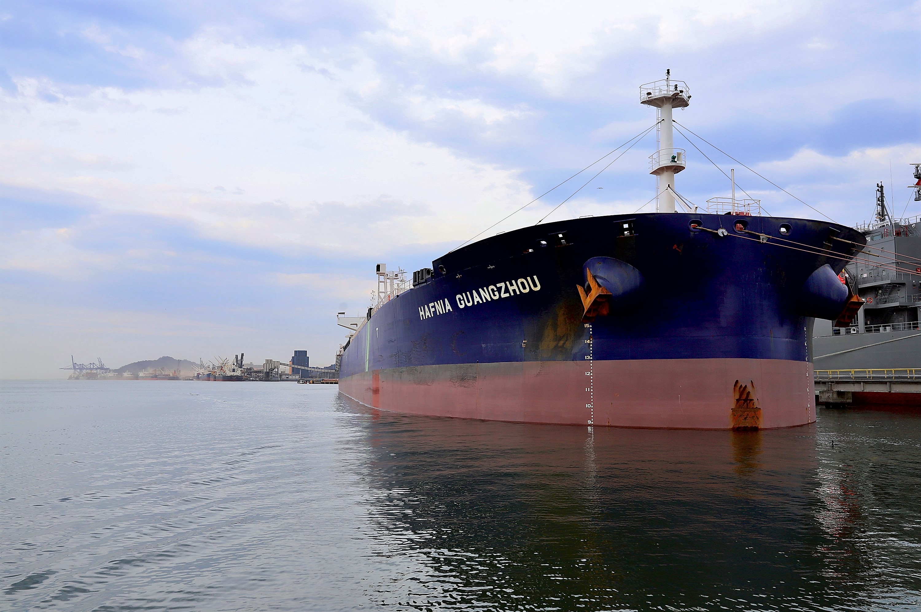 Mais um grande navio do segmento de granéis líquidos opera no Porto de Paranaguá. Atracado no píer privativo da Cattalini Terminais Marítimos, o Hafnia Guangzhou descarrega óleo Diesel, vindo dos Estados Unidos. A embarcação de bandeira maltesa tem 228,39 metros de comprimento (LOA) e 38,04 metros de largura (boca).