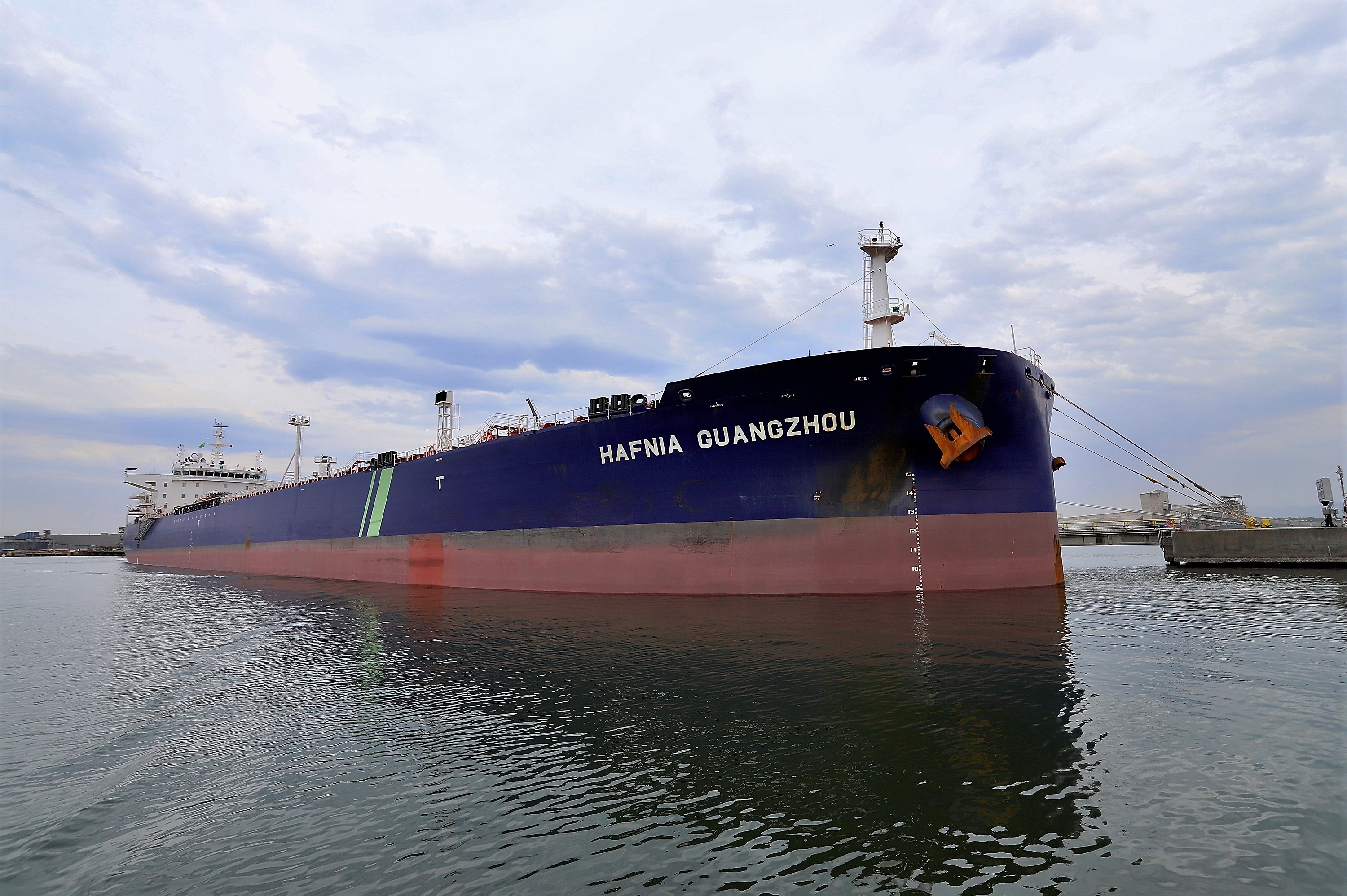 Mais um grande navio do segmento de granéis líquidos opera no Porto de Paranaguá. Atracado no píer privativo da Cattalini Terminais Marítimos, o Hafnia Guangzhou descarrega óleo Diesel, vindo dos Estados Unidos. A embarcação de bandeira maltesa tem 228,39 metros de comprimento (LOA) e 38,04 metros de largura (boca).