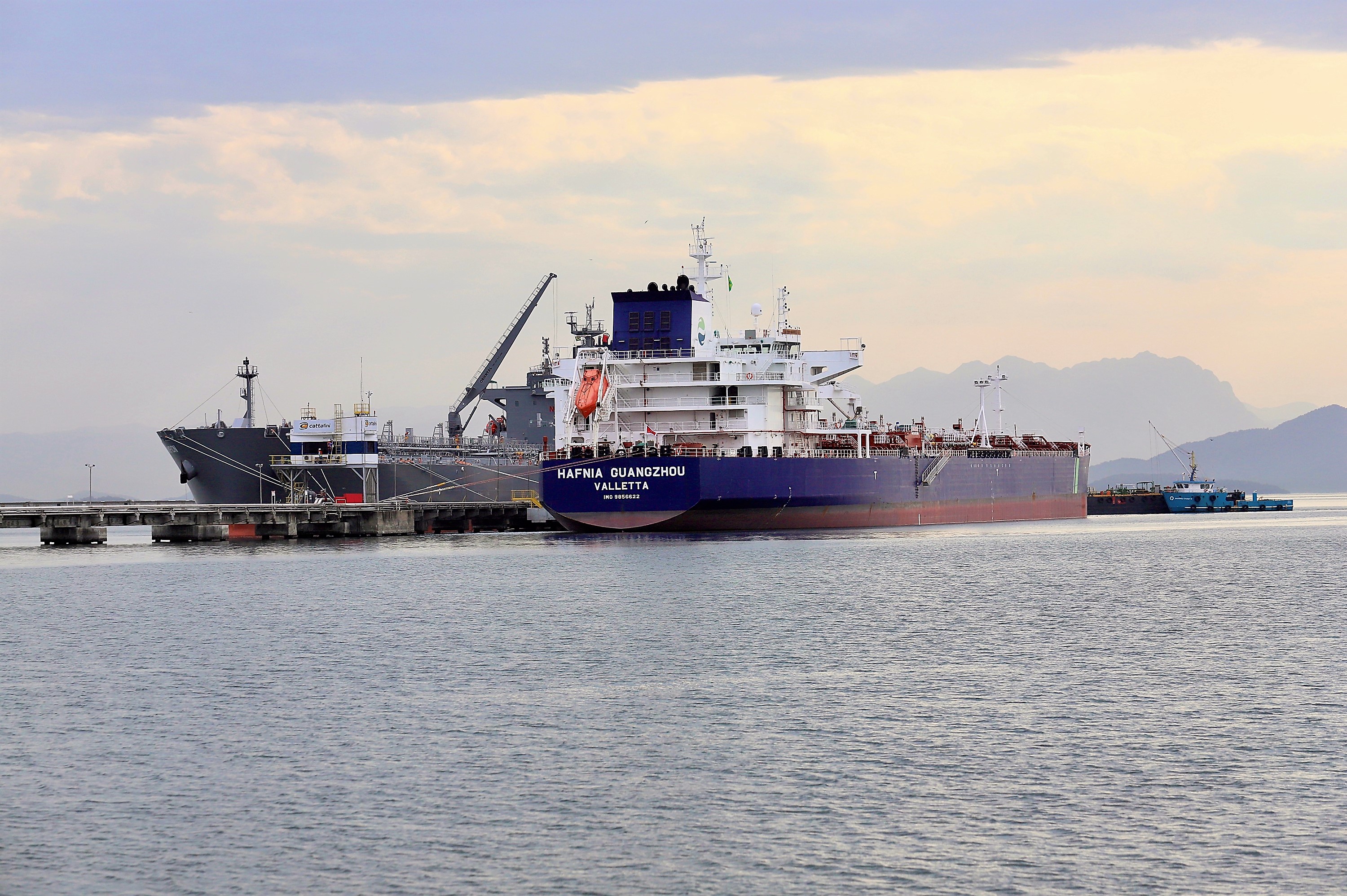 Mais um grande navio do segmento de granéis líquidos opera no Porto de Paranaguá. Atracado no píer privativo da Cattalini Terminais Marítimos, o Hafnia Guangzhou descarrega óleo Diesel, vindo dos Estados Unidos. A embarcação de bandeira maltesa tem 228,39 metros de comprimento (LOA) e 38,04 metros de largura (boca).