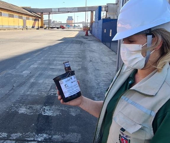 Com o apoio da Diretoria de Meio Ambiente da Portos do Paraná, a equipe da 1ª Regional de Saúde do Estado segue intensificando os trabalhos de prevenção à dengue no cais do Porto de Paranaguá. Nesta semana, 17 armadilhas foram instaladas, de ponta a ponta, para capturar e tentar identificar a presença de ovos do mosquito Aedes aegypti.