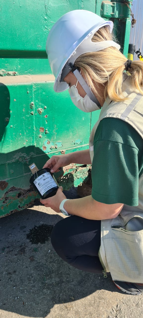 Com o apoio da Diretoria de Meio Ambiente da Portos do Paraná, a equipe da 1ª Regional de Saúde do Estado segue intensificando os trabalhos de prevenção à dengue no cais do Porto de Paranaguá. Nesta semana, 17 armadilhas foram instaladas, de ponta a ponta, para capturar e tentar identificar a presença de ovos do mosquito Aedes aegypti.
