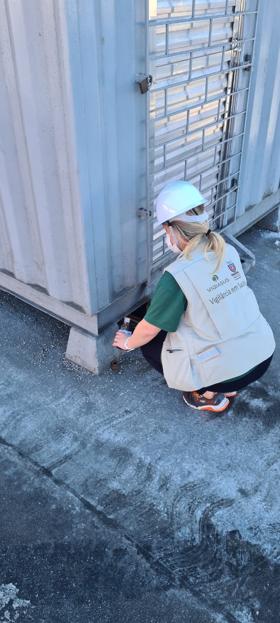 Com o apoio da Diretoria de Meio Ambiente da Portos do Paraná, a equipe da 1ª Regional de Saúde do Estado segue intensificando os trabalhos de prevenção à dengue no cais do Porto de Paranaguá. Nesta semana, 17 armadilhas foram instaladas, de ponta a ponta, para capturar e tentar identificar a presença de ovos do mosquito Aedes aegypti.