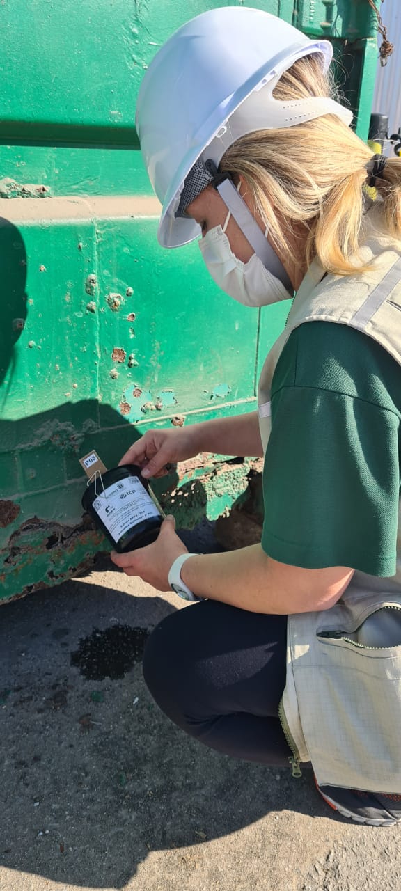 Com o apoio da Diretoria de Meio Ambiente da Portos do Paraná, a equipe da 1ª Regional de Saúde do Estado segue intensificando os trabalhos de prevenção à dengue no cais do Porto de Paranaguá. Nesta semana, 17 armadilhas foram instaladas, de ponta a ponta, para capturar e tentar identificar a presença de ovos do mosquito Aedes aegypti.