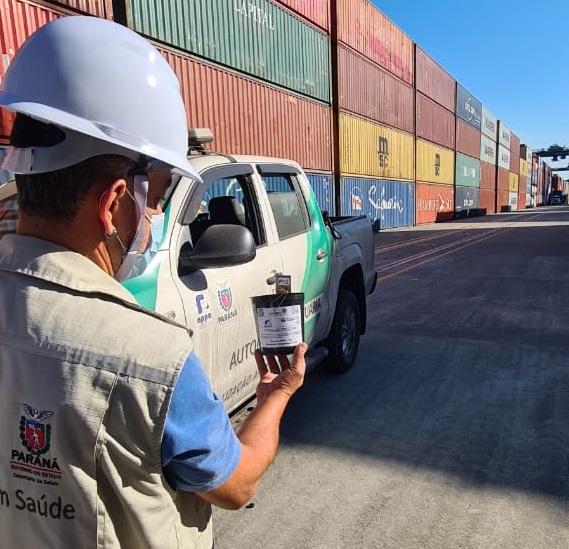 Com o apoio da Diretoria de Meio Ambiente da Portos do Paraná, a equipe da 1ª Regional de Saúde do Estado segue intensificando os trabalhos de prevenção à dengue no cais do Porto de Paranaguá. Nesta semana, 17 armadilhas foram instaladas, de ponta a ponta, para capturar e tentar identificar a presença de ovos do mosquito Aedes aegypti.