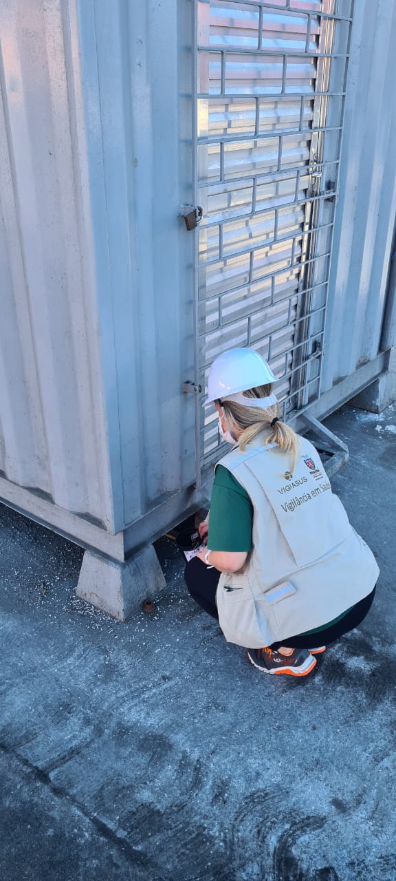 Com o apoio da Diretoria de Meio Ambiente da Portos do Paraná, a equipe da 1ª Regional de Saúde do Estado segue intensificando os trabalhos de prevenção à dengue no cais do Porto de Paranaguá. Nesta semana, 17 armadilhas foram instaladas, de ponta a ponta, para capturar e tentar identificar a presença de ovos do mosquito Aedes aegypti.