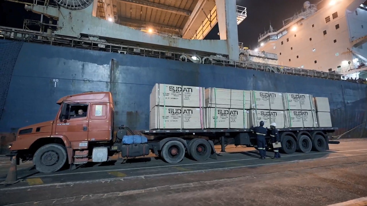 Opção dos exportadores é para driblar a falta de contêineres no mundo. Porto de Paranaguá tem tradição, estrutura de qualidade e operadores qualificados para a operação.