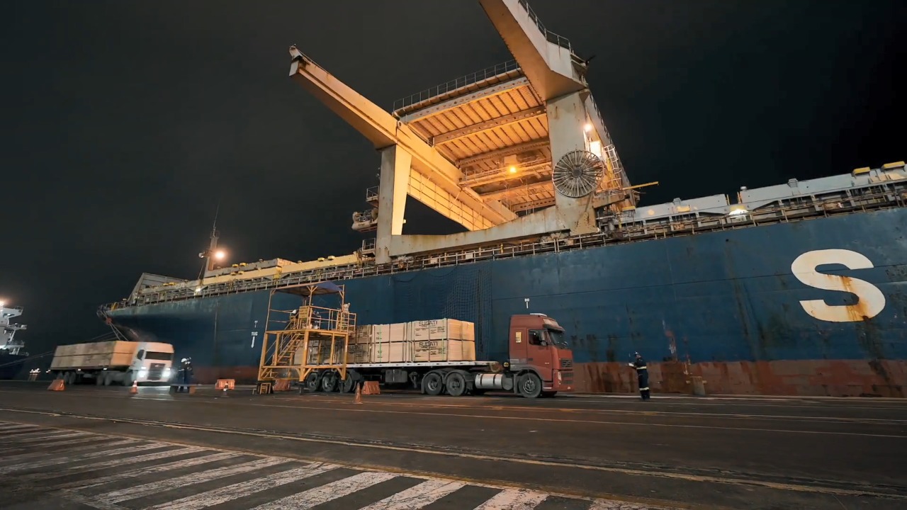 Opção dos exportadores é para driblar a falta de contêineres no mundo. Porto de Paranaguá tem tradição, estrutura de qualidade e operadores qualificados para a operação.