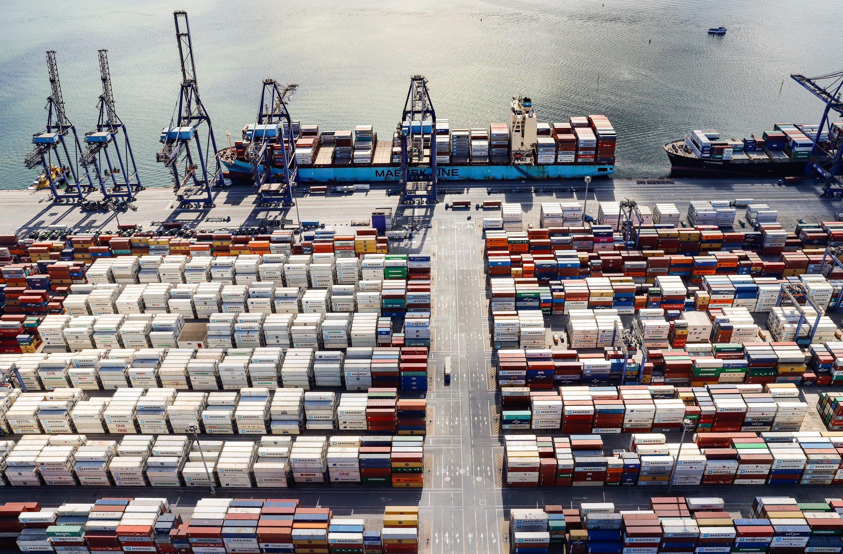 Nos 31 dias de julho, pelo Terminal de Contêineres de Paranaguá (TCP), foram movimentados 45.582 contêineres (unidades de 20 e 40 pés). A quantidade é quase 5,5% maior que as 43.224 unidades carregadas e descarregadas em 2020, no mesmo mês.