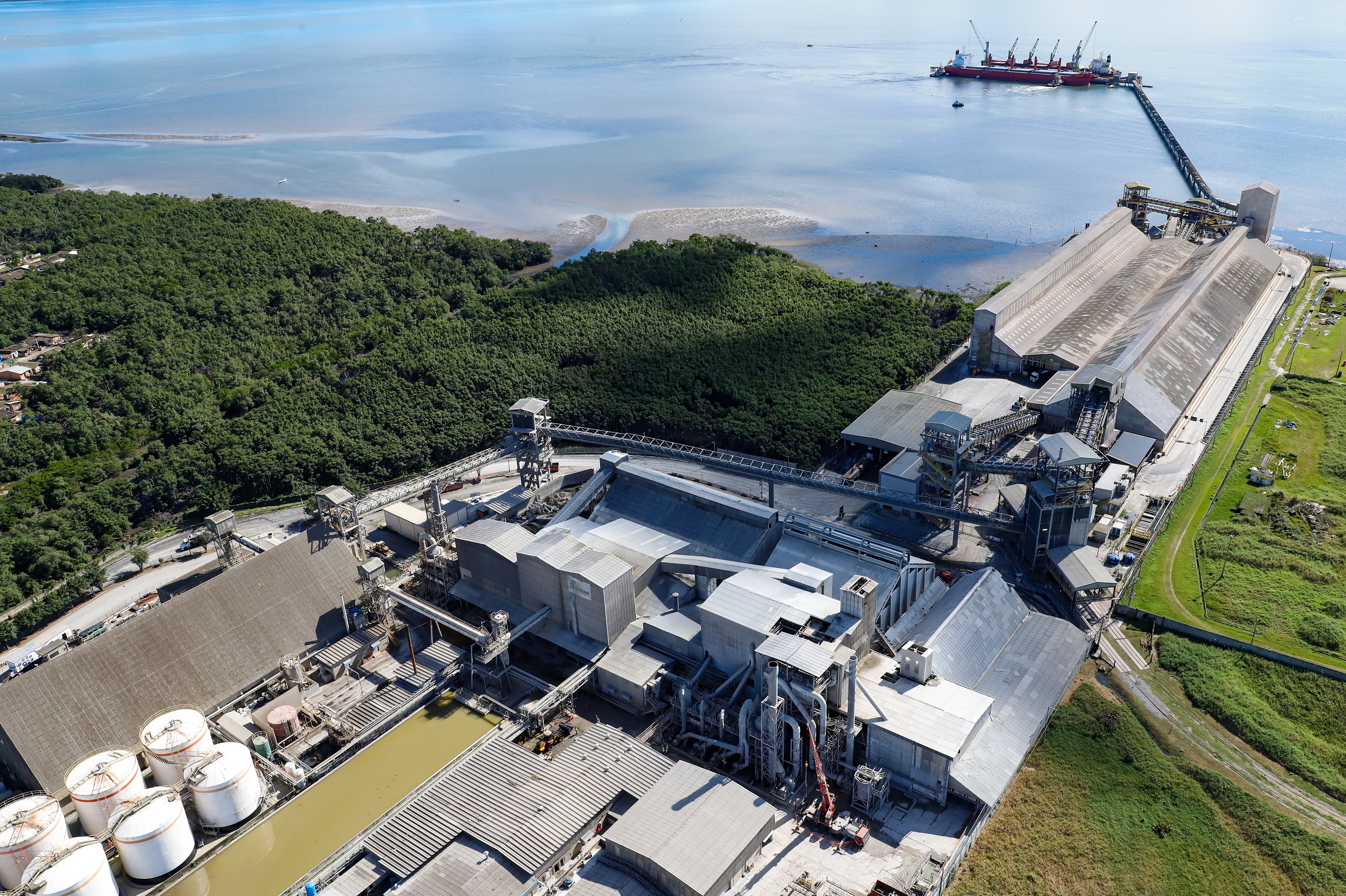 As importações do último mês totalizaram 2.229.443 toneladas. O volume foi 24,7% maior que as 1.788.508 toneladas importadas em julho do ano passado. “Entre as importações, tivemos alta nos fertilizantes, carga geral - principalmente contêineres – trigo, malte e cevada, e o volume de óleo vegetal importado também fez subir essa alta”, completa o diretor-presidente da Portos do Paraná.