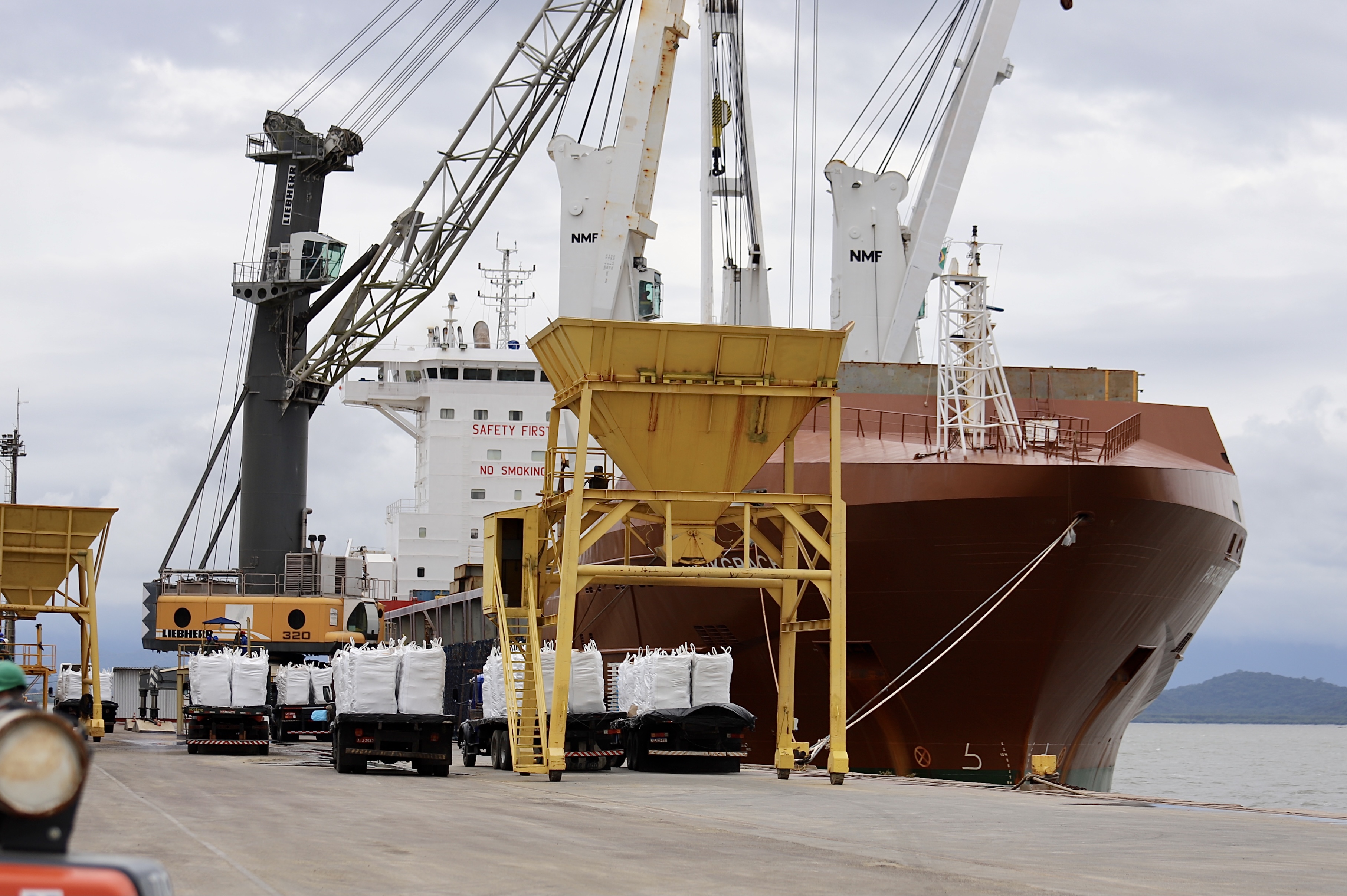 No Porto de Antonina, o terminal privado (TPPF) movimentou 209.778 toneladas de cargas no último mês de julho. O volume registrado neste ano é 130% maior que as 91.147 toneladas de cargas movimentadas nos mesmos 31 dias do ano passado.