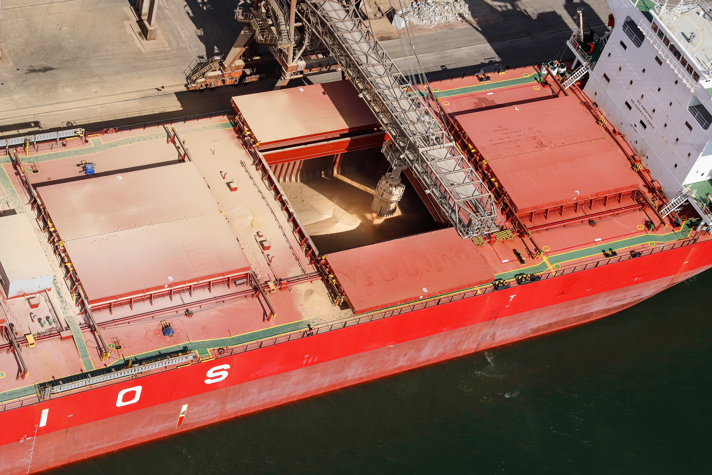 A alta foi observada tanto na importação quanto na exportação mensal, comenta o diretor-presidente da Portos do Paraná, Luiz Fernando Garcia. Em julho, as exportações somam 3.553.905 toneladas – 7% a mais que as 3.330.290 toneladas registradas no mesmo mês, em 2020.