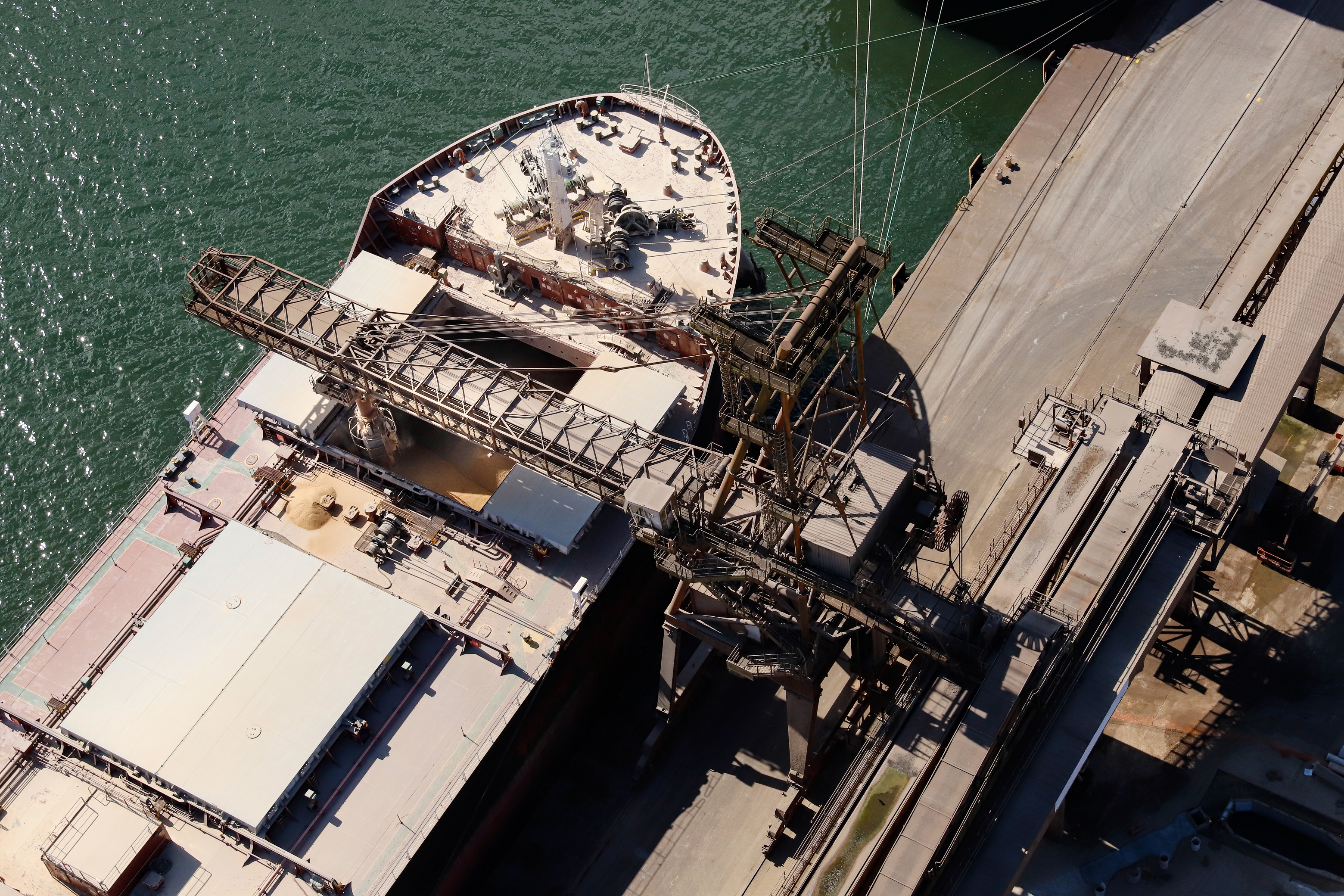 A alta foi observada tanto na importação quanto na exportação mensal, comenta o diretor-presidente da Portos do Paraná, Luiz Fernando Garcia. Em julho, as exportações somam 3.553.905 toneladas – 7% a mais que as 3.330.290 toneladas registradas no mesmo mês, em 2020.