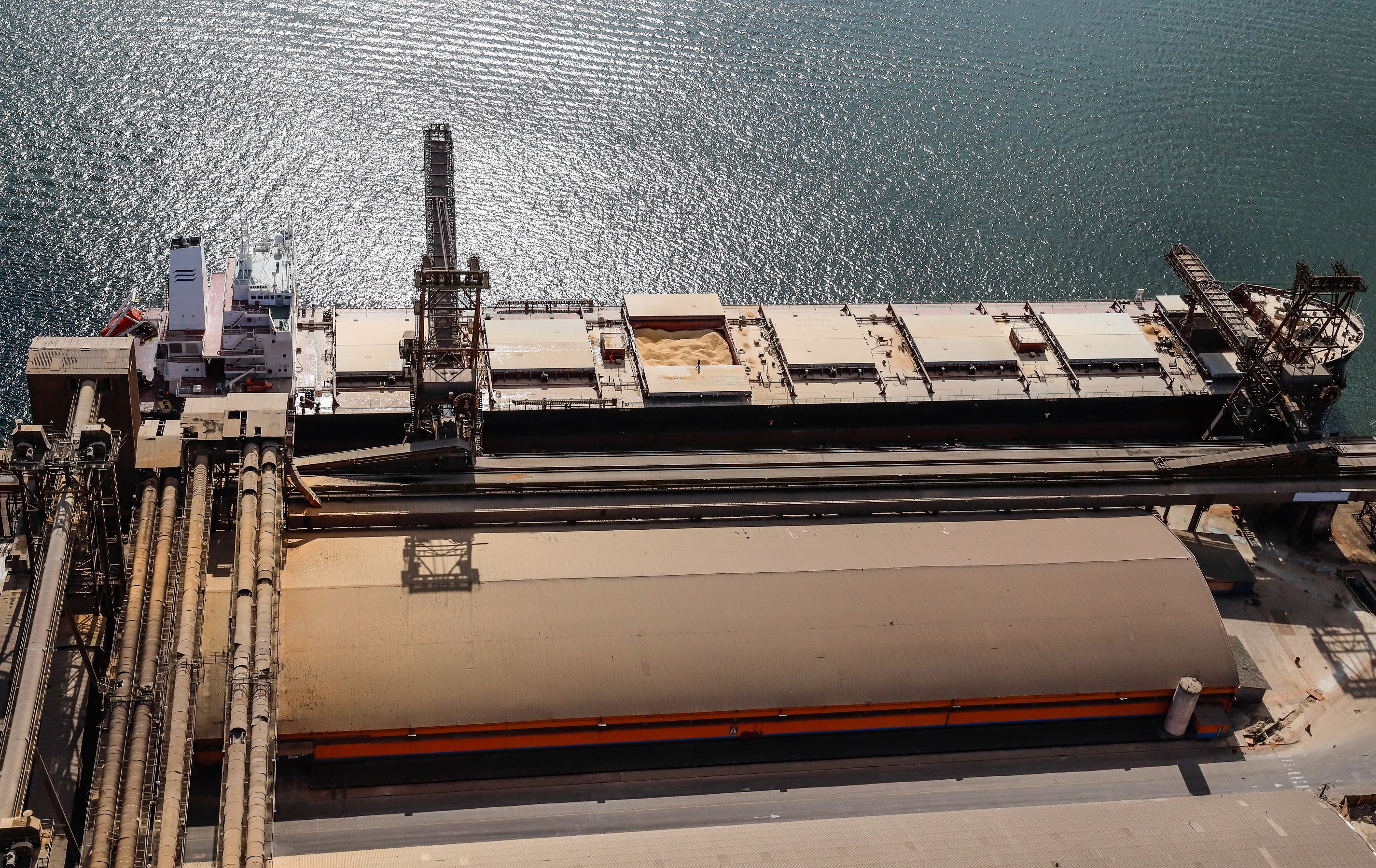 A alta foi observada tanto na importação quanto na exportação mensal, comenta o diretor-presidente da Portos do Paraná, Luiz Fernando Garcia. Em julho, as exportações somam 3.553.905 toneladas – 7% a mais que as 3.330.290 toneladas registradas no mesmo mês, em 2020.