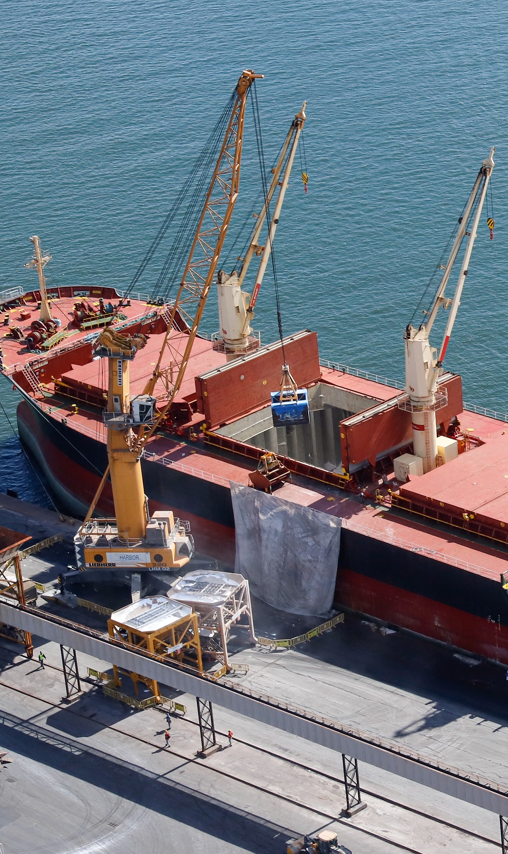 “Entre as importações, tivemos alta nos fertilizantes, carga geral - principalmente contêineres – trigo, malte e cevada, e o volume de óleo vegetal importado também fez subir essa alta”, completa o diretor-presidente da Portos do Paraná.