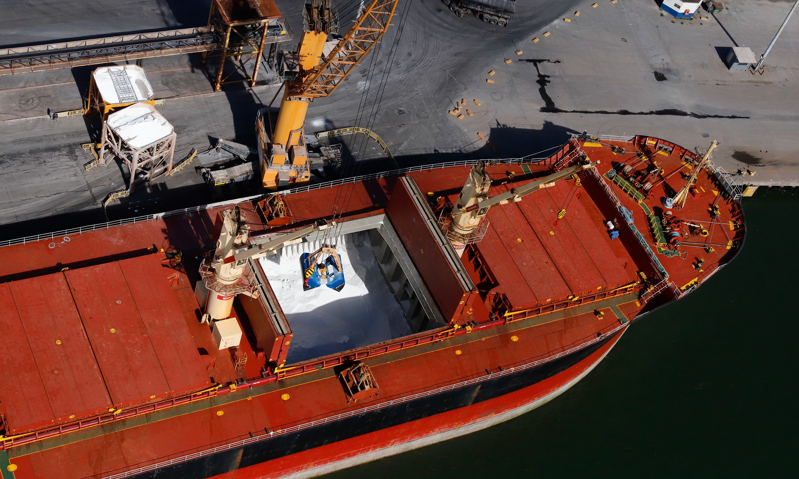 “Entre as importações, tivemos alta nos fertilizantes, carga geral - principalmente contêineres – trigo, malte e cevada, e o volume de óleo vegetal importado também fez subir essa alta”, completa o diretor-presidente da Portos do Paraná.