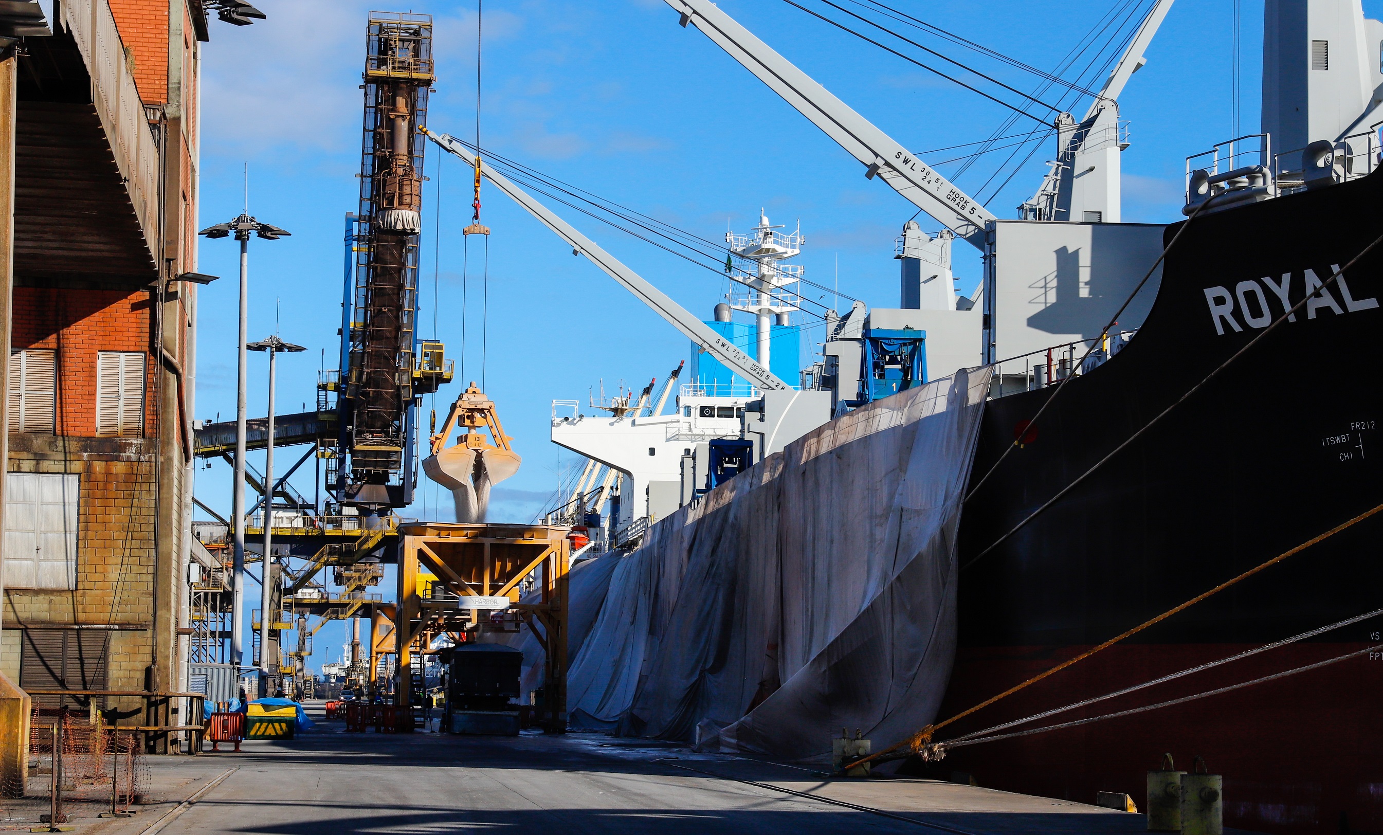 “Entre as importações, tivemos alta nos fertilizantes, carga geral - principalmente contêineres – trigo, malte e cevada, e o volume de óleo vegetal importado também fez subir essa alta”, completa o diretor-presidente da Portos do Paraná.