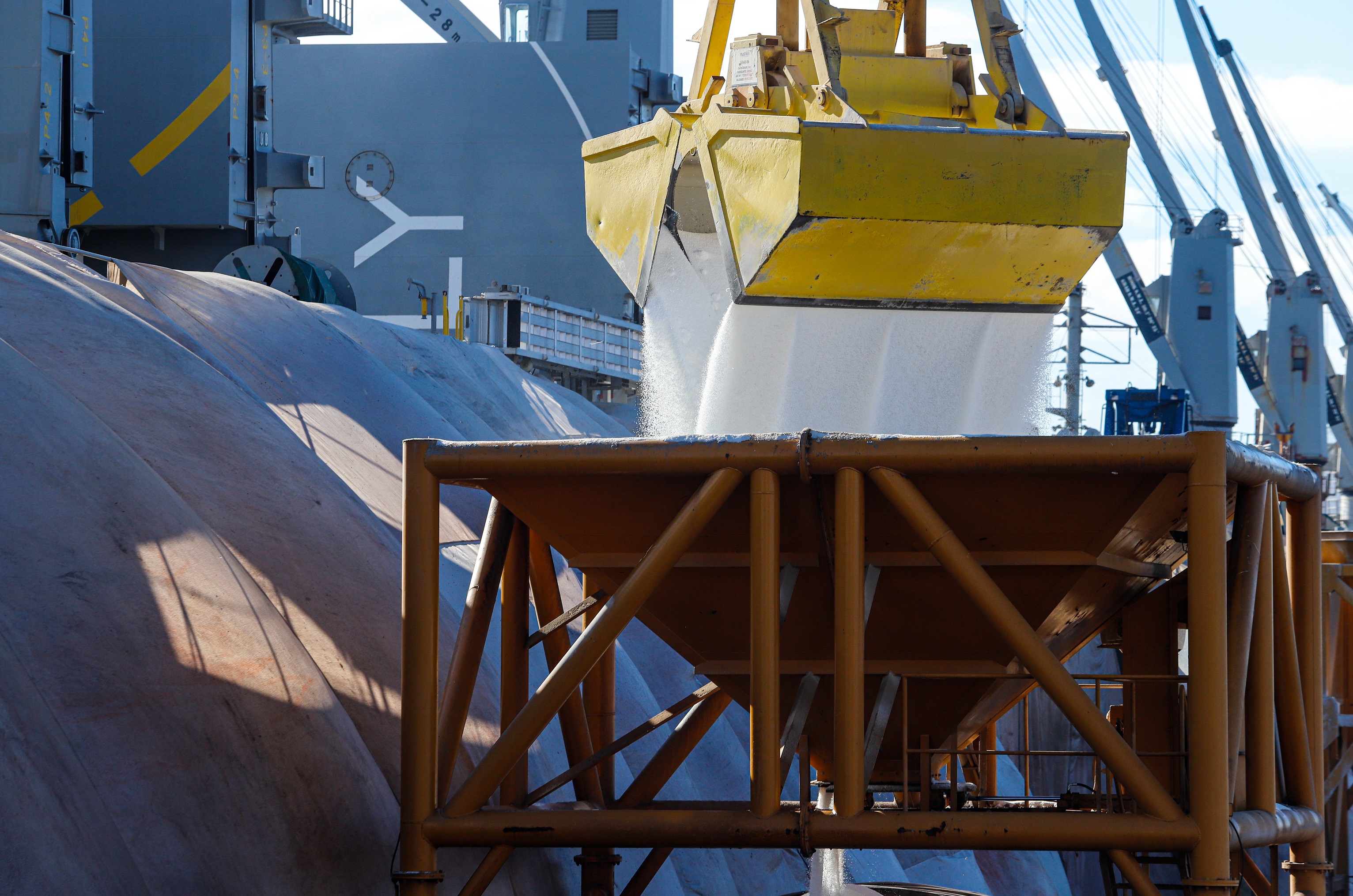 “Entre as importações, tivemos alta nos fertilizantes, carga geral - principalmente contêineres – trigo, malte e cevada, e o volume de óleo vegetal importado também fez subir essa alta”, completa o diretor-presidente da Portos do Paraná.