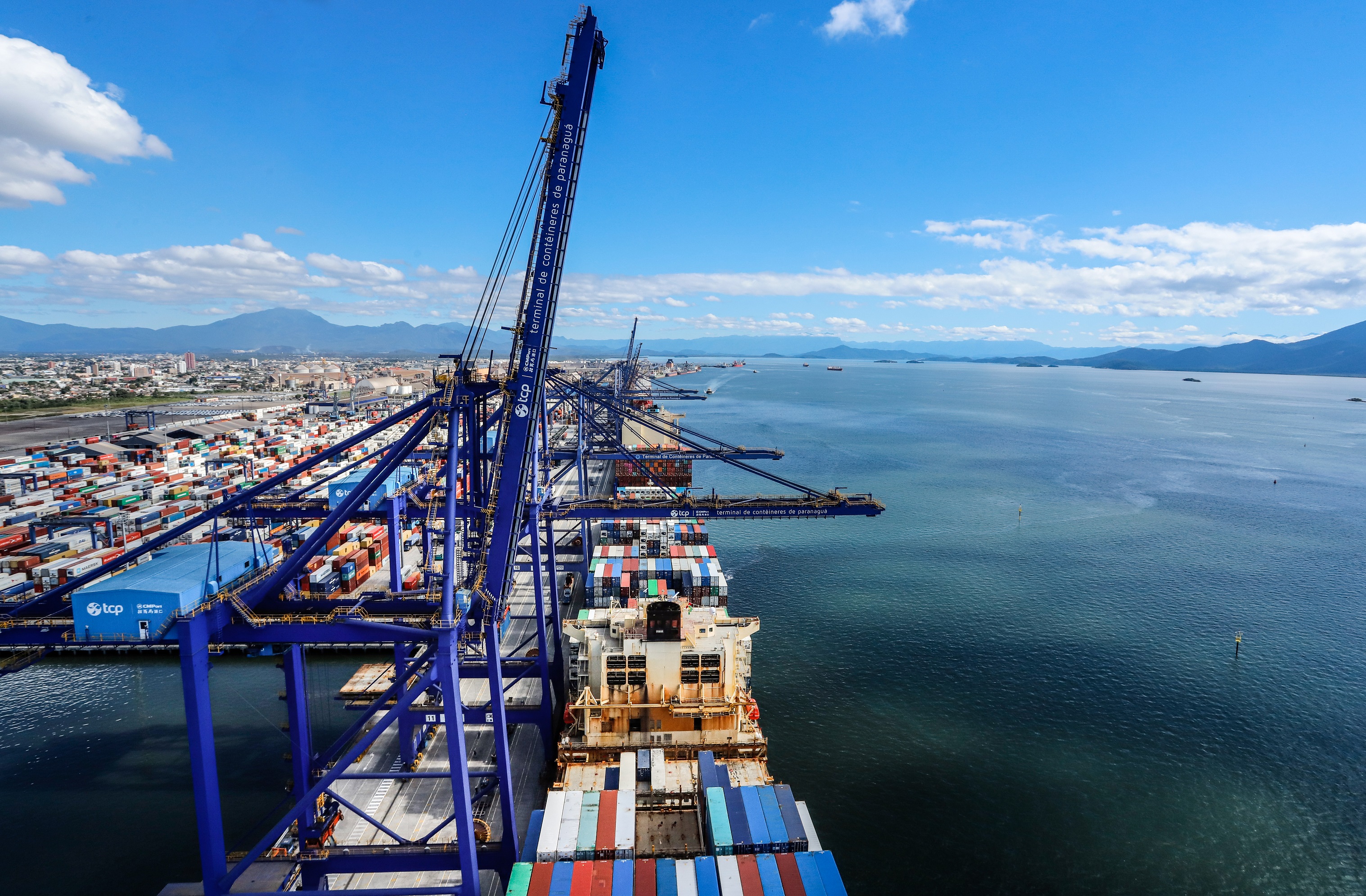 A balança do comércio realizado pelos Portos do Paraná no acumulado de janeiro a julho deste ano registra superávit de US$ 2,6 bilhões. De acordo com dados divulgados pelo Ministério da Economia (ComexStat), o valor alcançado com as exportações pelos terminais de Paranaguá e Antonina foi de cerca de US$ 11,6 bilhões. Já em importações o montante chega a quase US$ 9 bilhões.