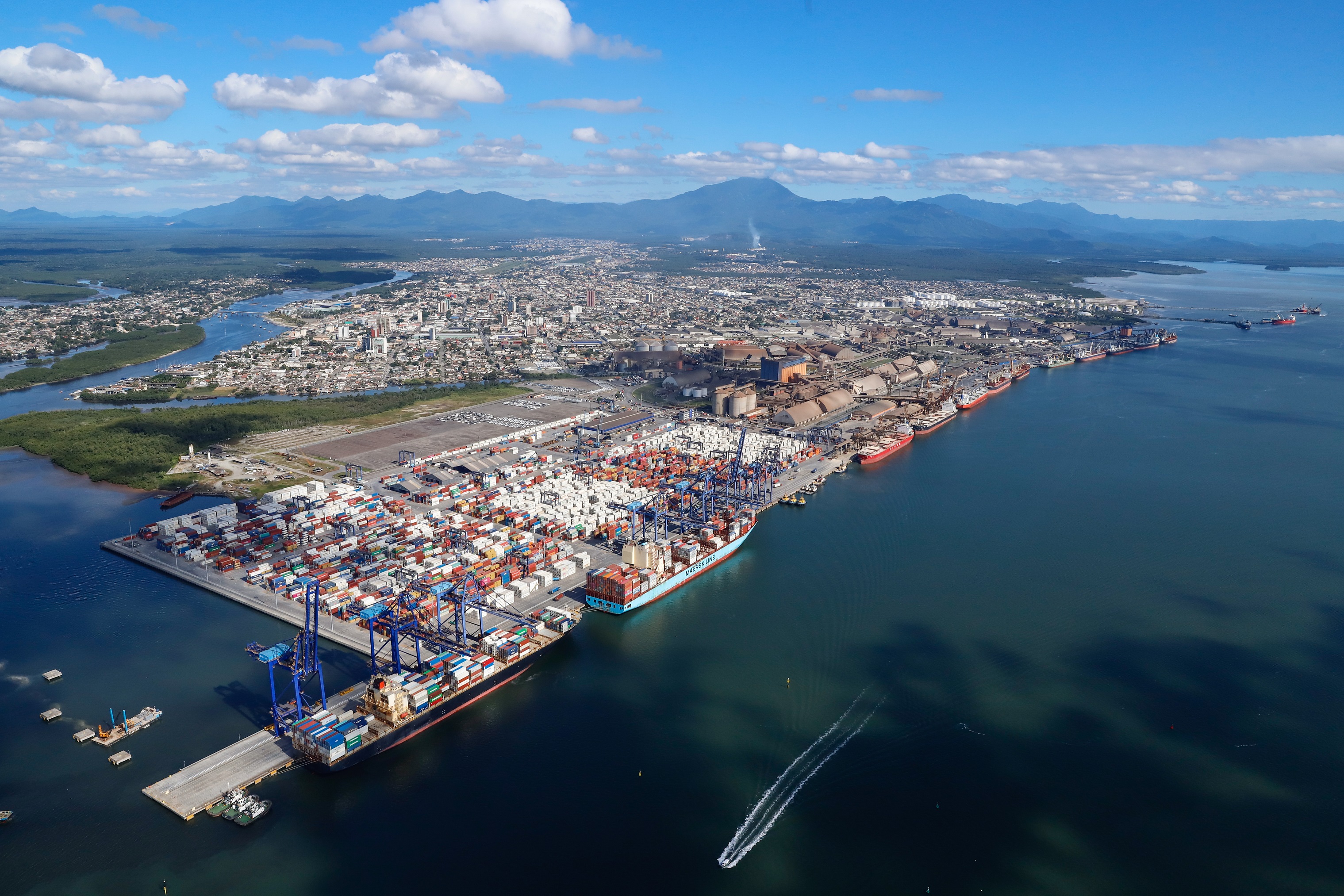 A balança do comércio realizado pelos Portos do Paraná no acumulado de janeiro a julho deste ano registra superávit de US$ 2,6 bilhões. De acordo com dados divulgados pelo Ministério da Economia (ComexStat), o valor alcançado com as exportações pelos terminais de Paranaguá e Antonina foi de cerca de US$ 11,6 bilhões. Já em importações o montante chega a quase US$ 9 bilhões.